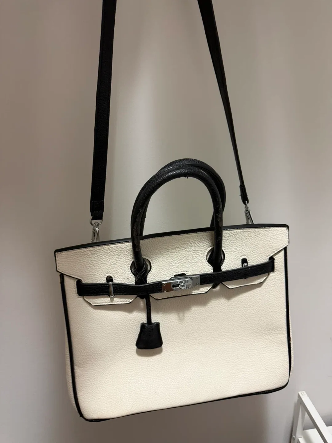 White & Black Handbag image indicator(4)