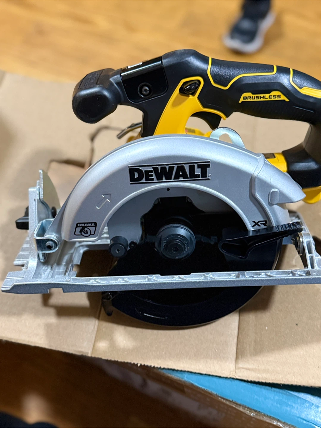 DeWalt 20V XR Cordless Circular Saw Kit w/ 6 1/2" Blade - photo 2