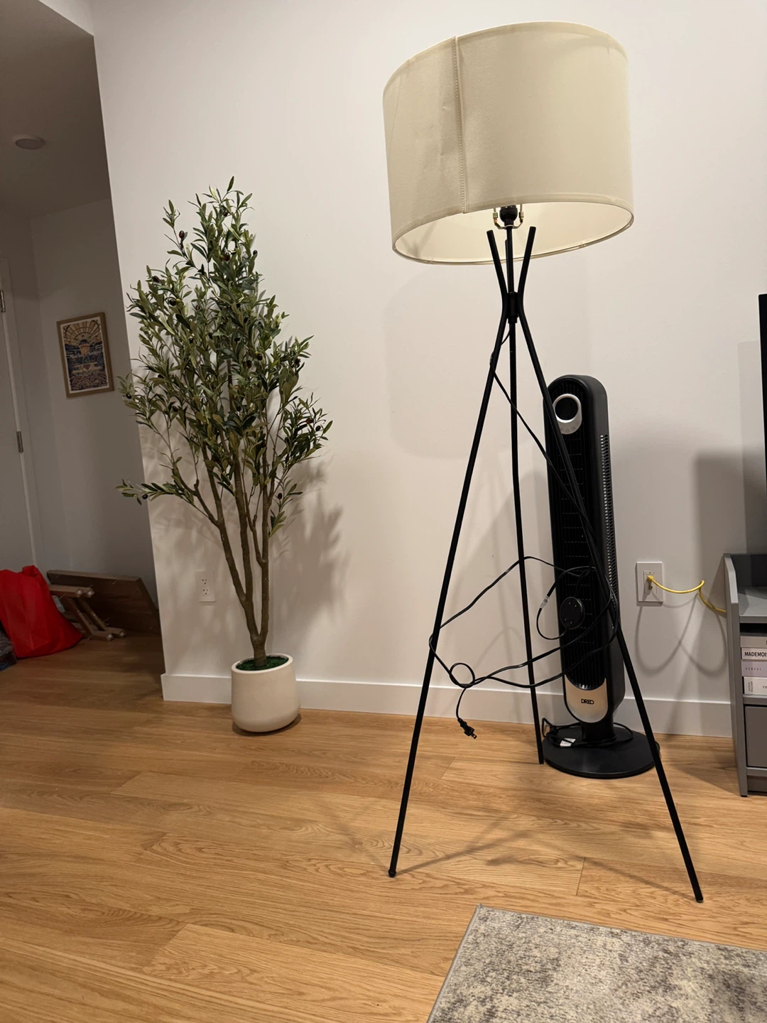 Tripod Floor Lamp - Black Metal Frame & fans stand