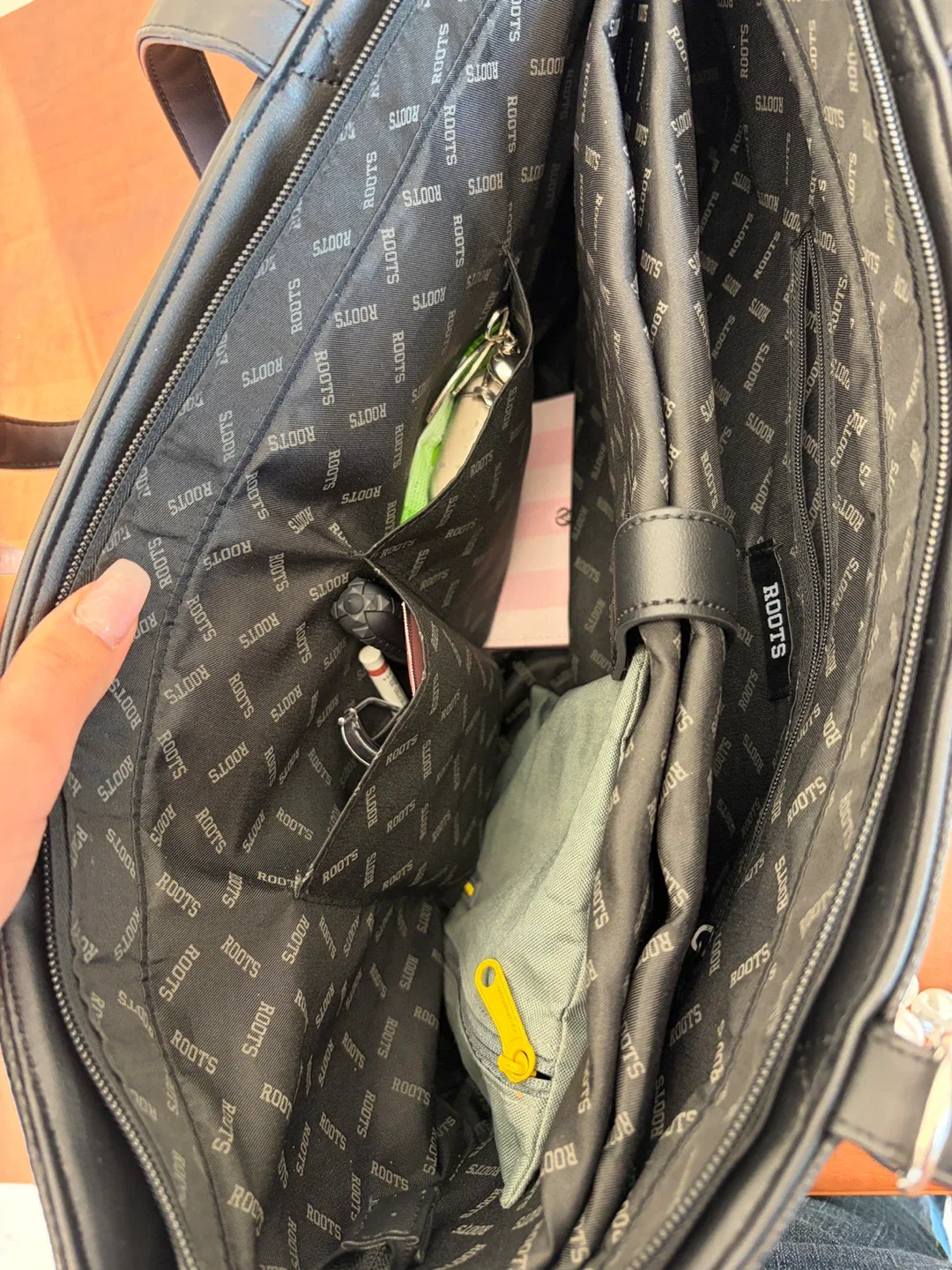 Roots Black Tote Bag image indicator(3)