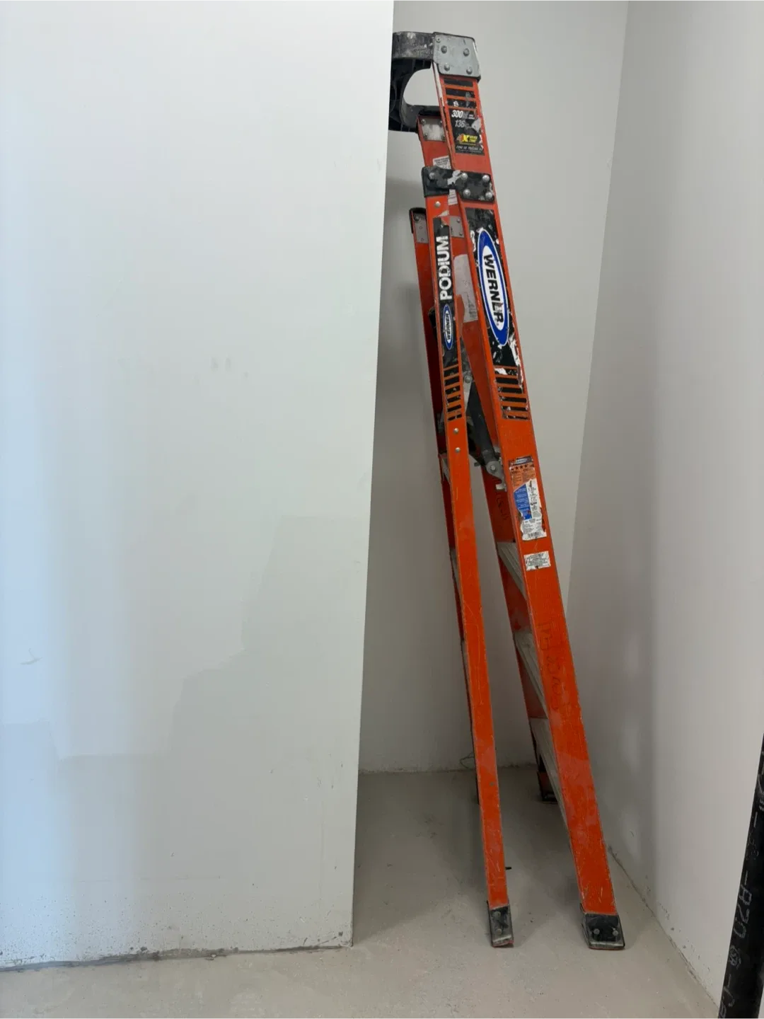 Werner PA304 Podium Ladder 10ft image indicator(3)