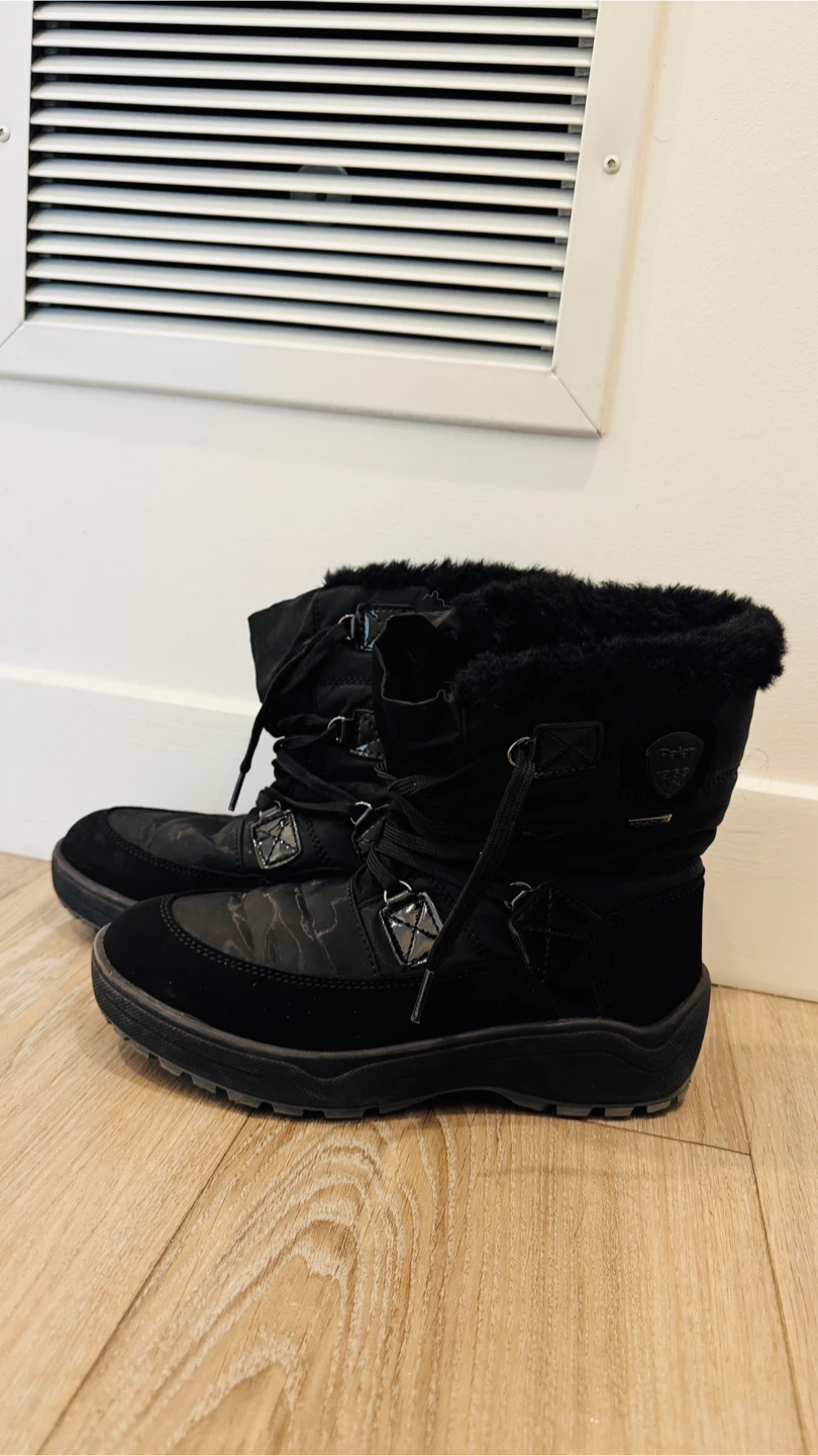 Pajar women Black Winter Boots with ice gripper - Size US 7-7.5