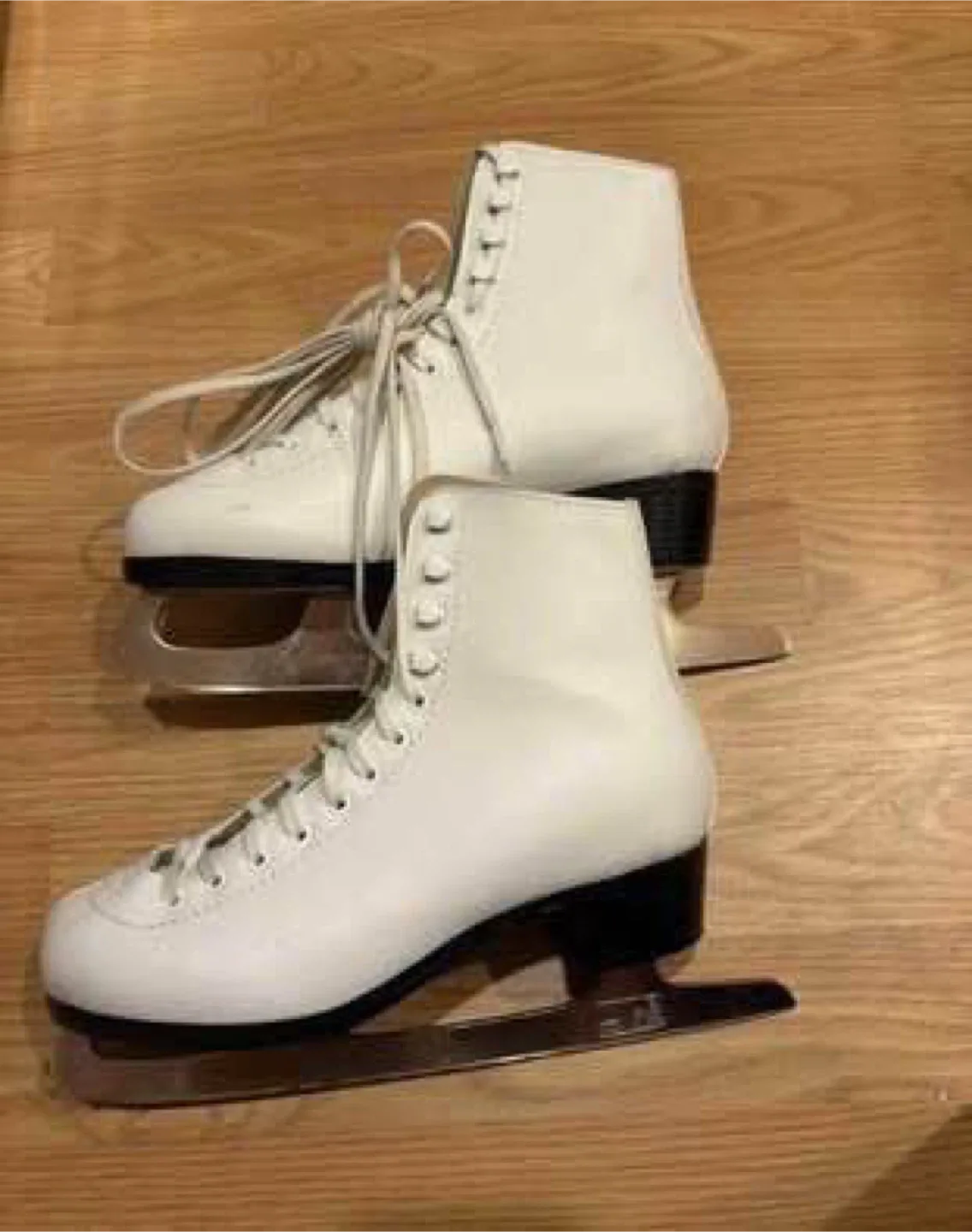 Chimo Tara ice skates (Size 6) (In good condition)(FREE)