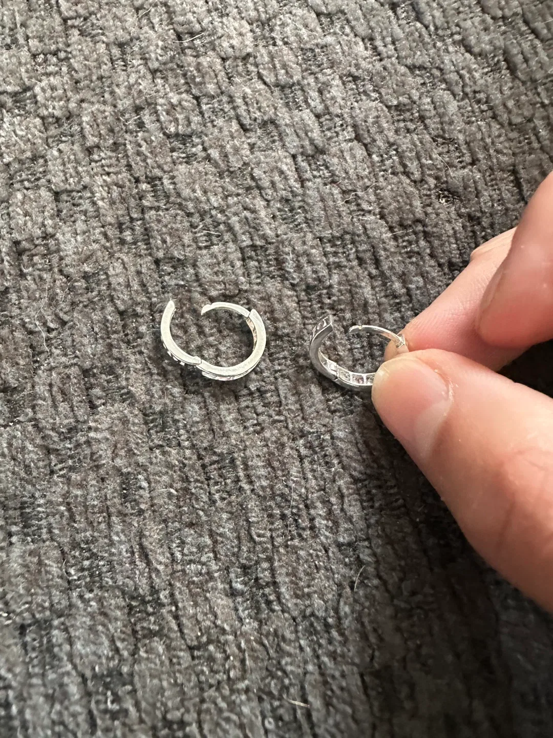 10k White Gold hoop earrings image indicator(3)