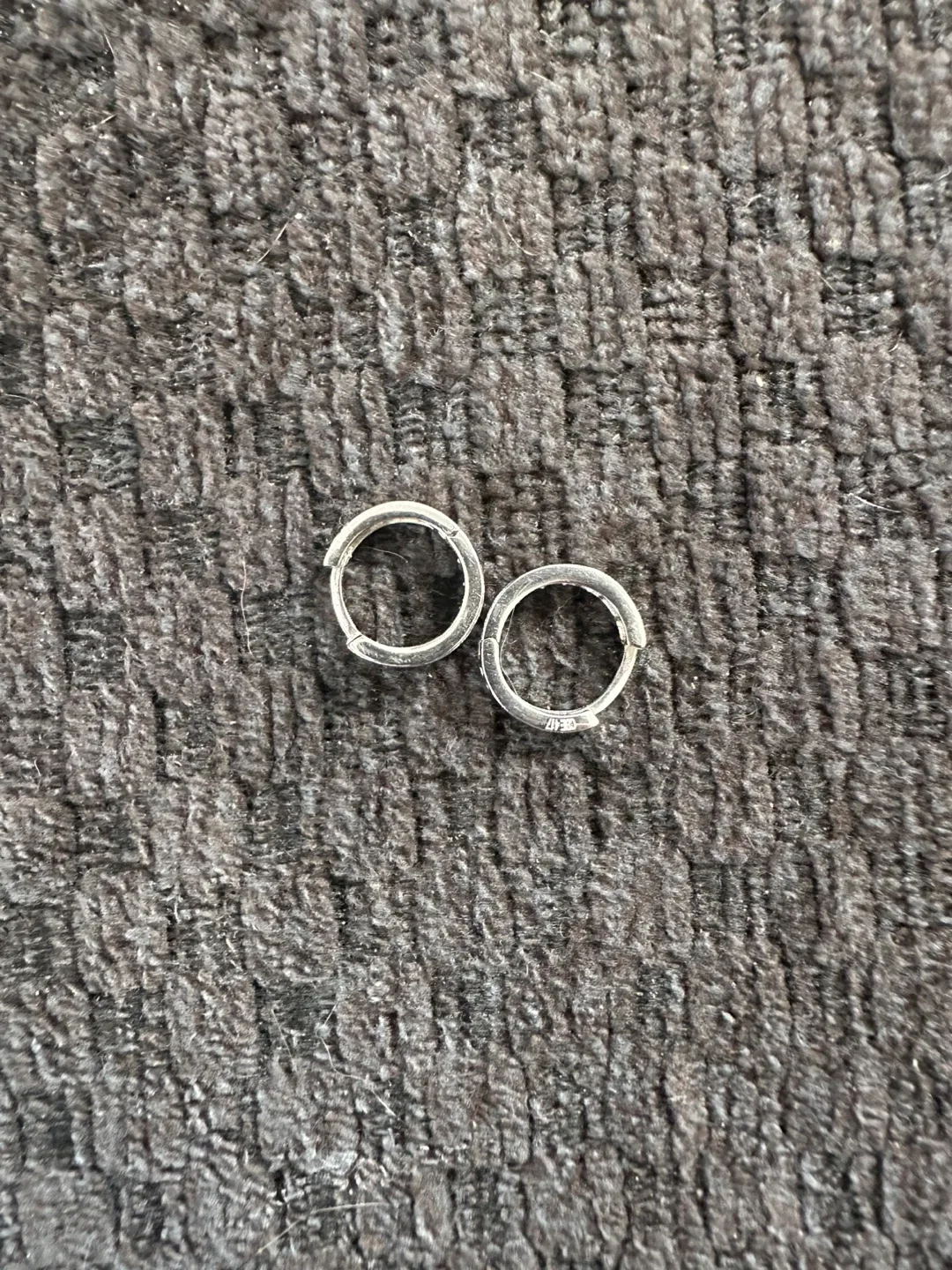 10k White Gold hoop earrings image indicator(2)