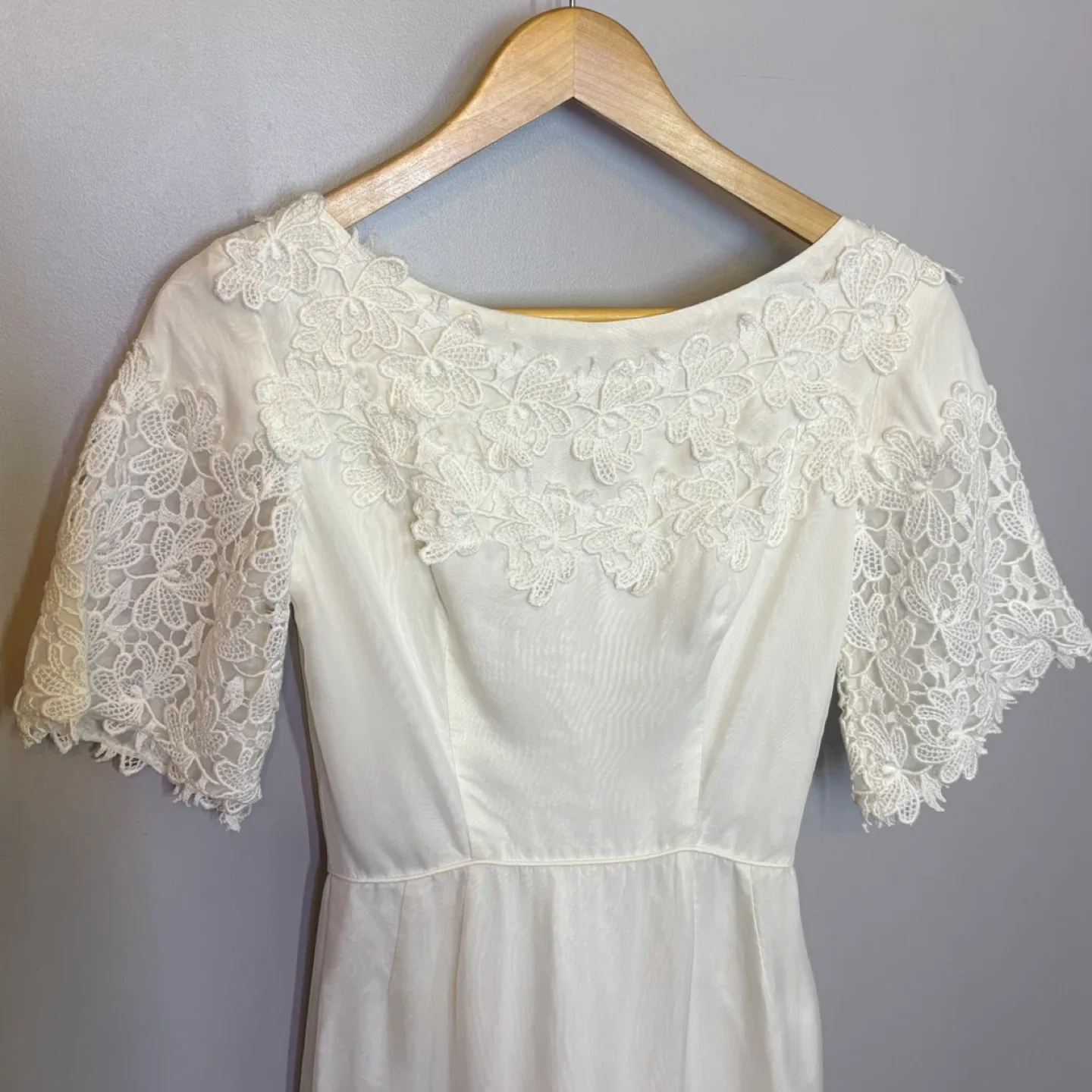 Vintage 1966 Handmade Lace Wedding Dress Detachable Train Sz S image indicator(4)