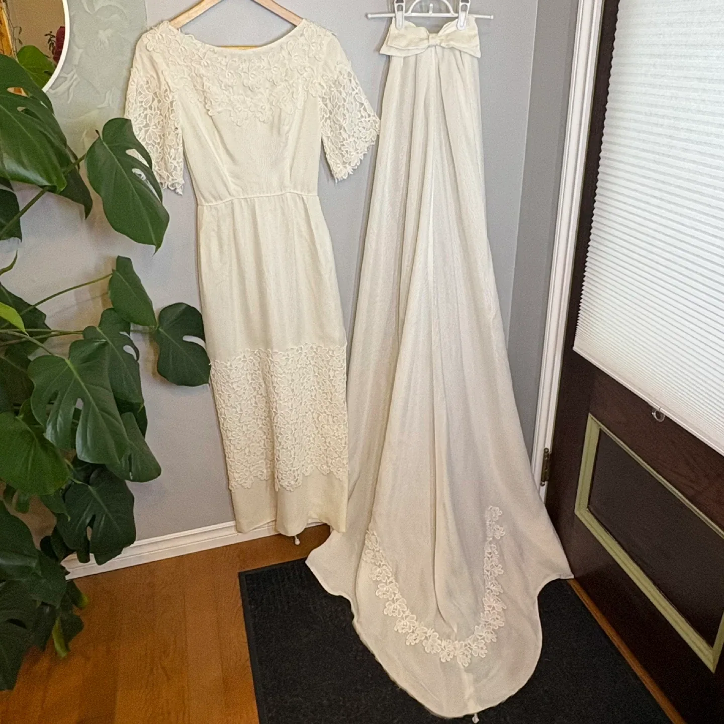 Vintage 1966 Handmade Lace Wedding Dress Detachable Train Sz S image indicator(2)