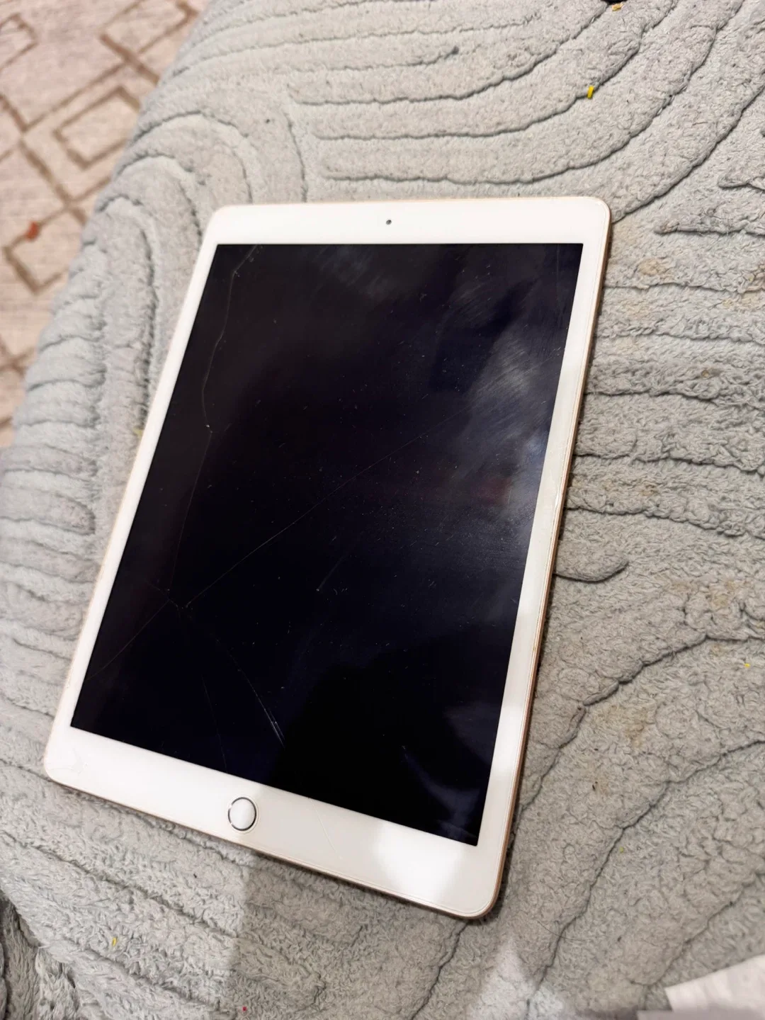 Apple iPad 8th Generation - 32GB - Gold