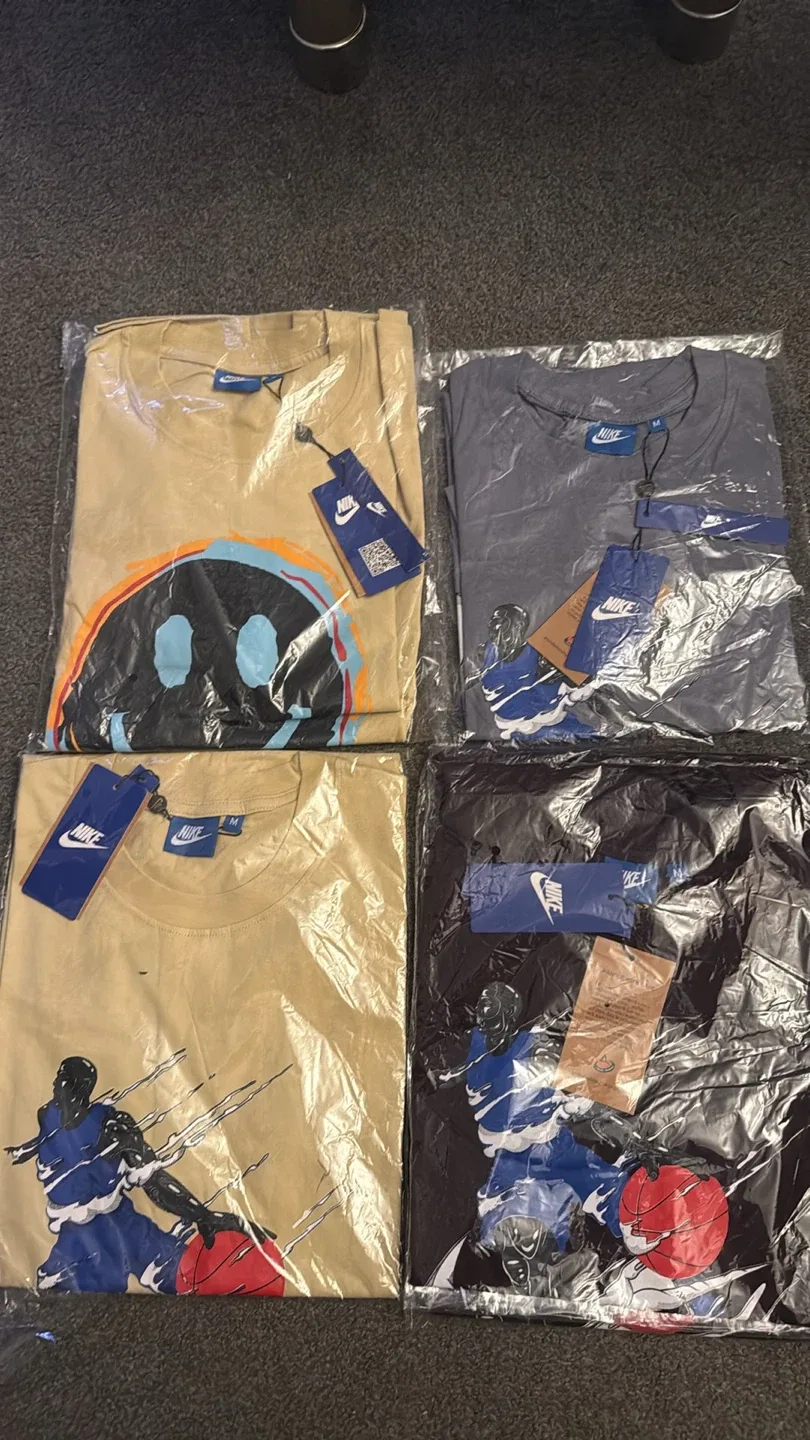 New Nike T-Shirts - Size M