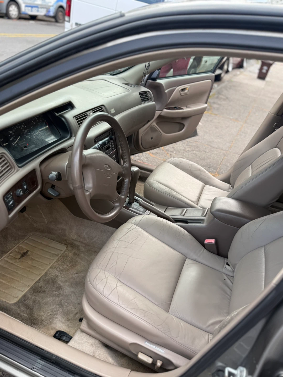 Toyota Camry Sedan - Used Condition - photo 4