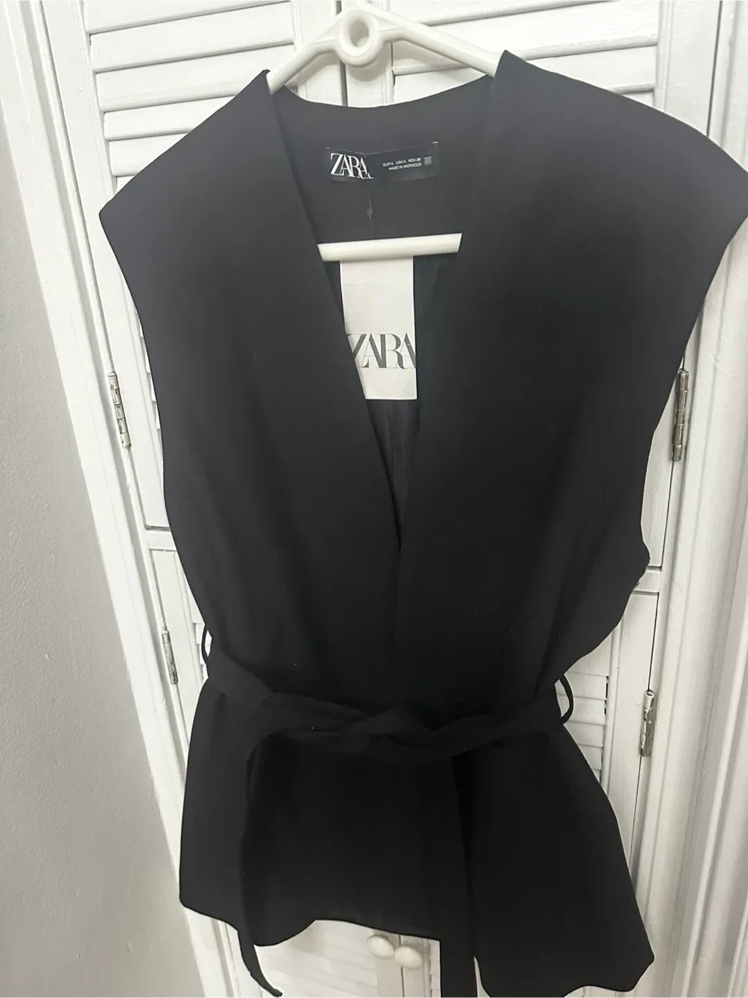 New Zara Black Sleeveless Belted Vest - Size L image indicator(2)