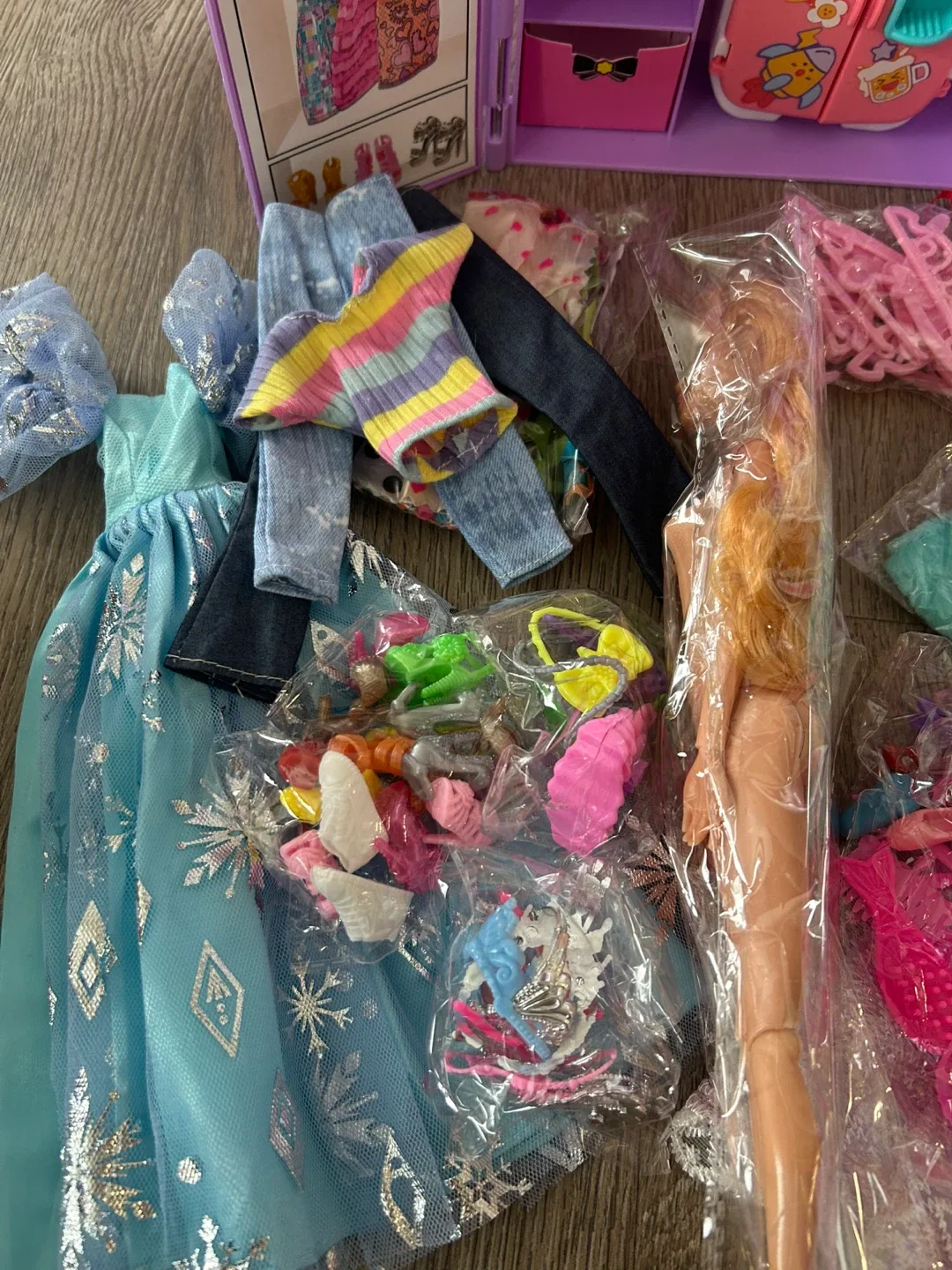 Doll Closet with clothes and Accessories image indicator(5)