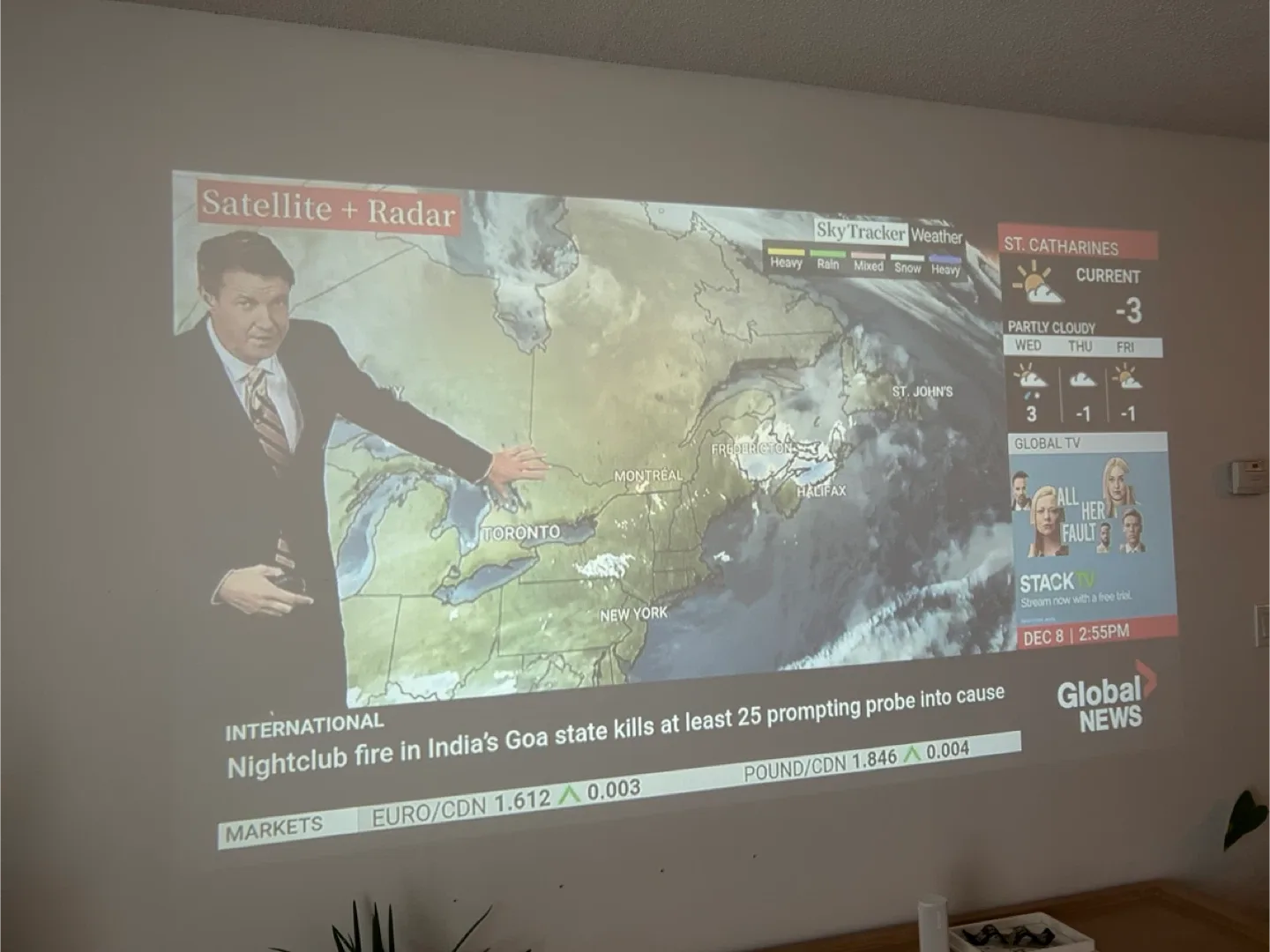 ✨ Pre‑Owned iWIMIUS Smart Projector – Discounted Deal! ✨ image indicator(7)