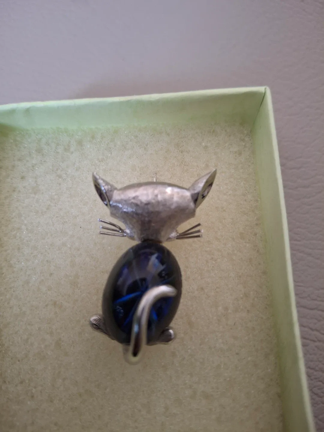 Vintage 1960’s cat brooch with blue stone image indicator(3)