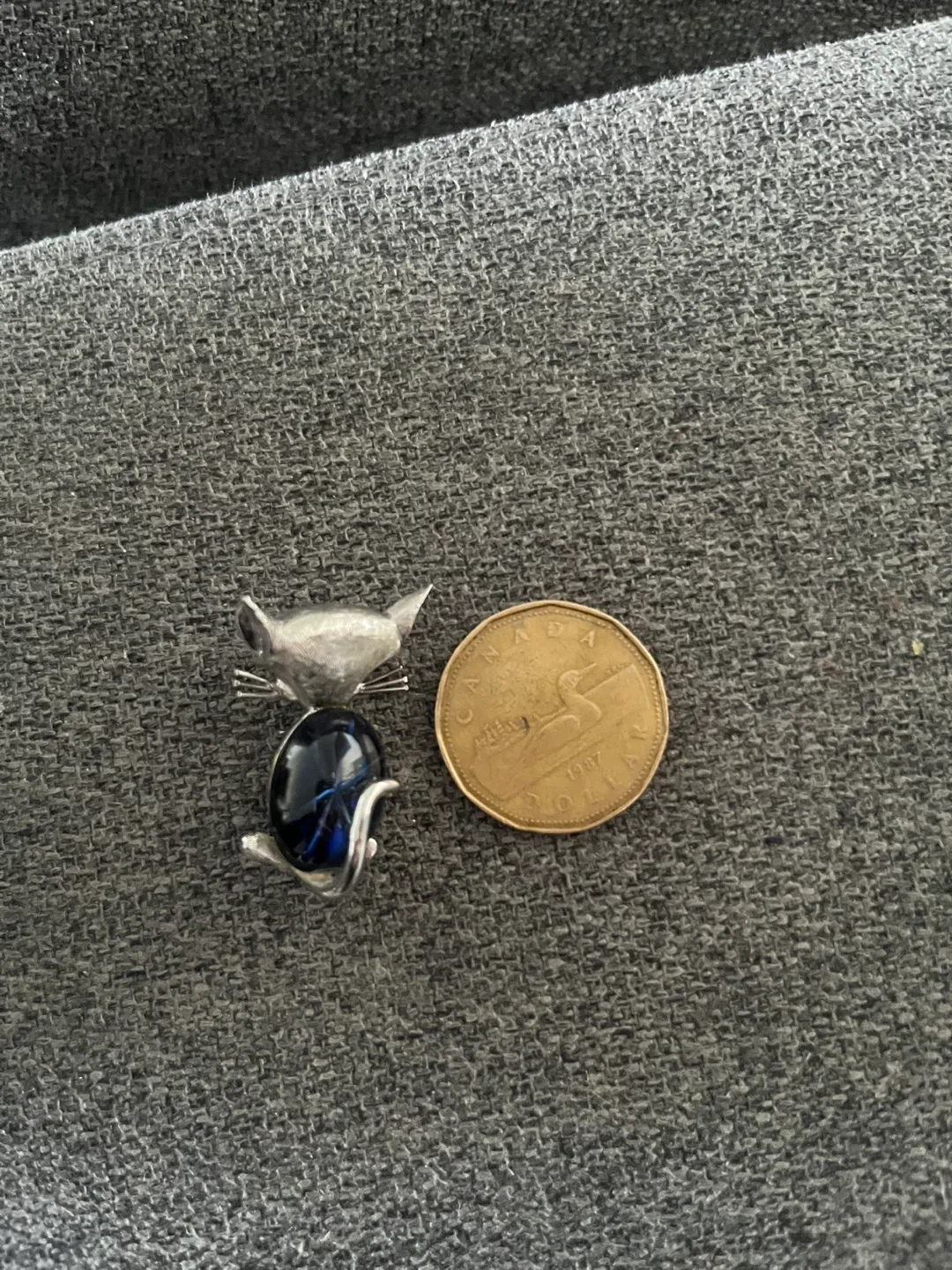 Vintage 1960’s cat brooch with blue stone image indicator(4)