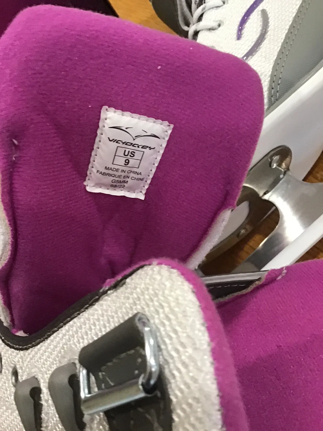 VIC Ice Skates - Women's Size 9 image indicator(3)