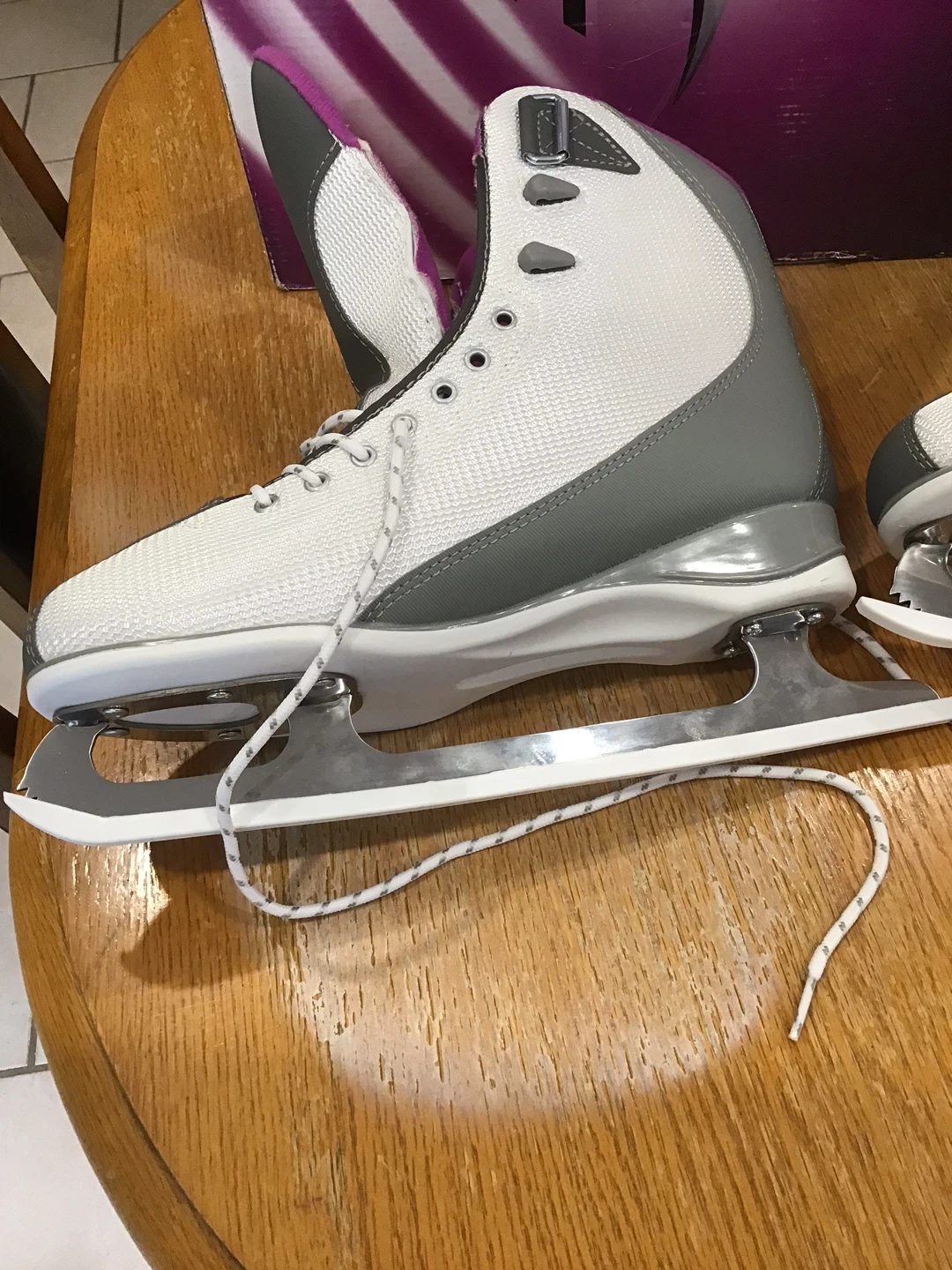 VIC Ice Skates - Women's Size 9 - photo 4