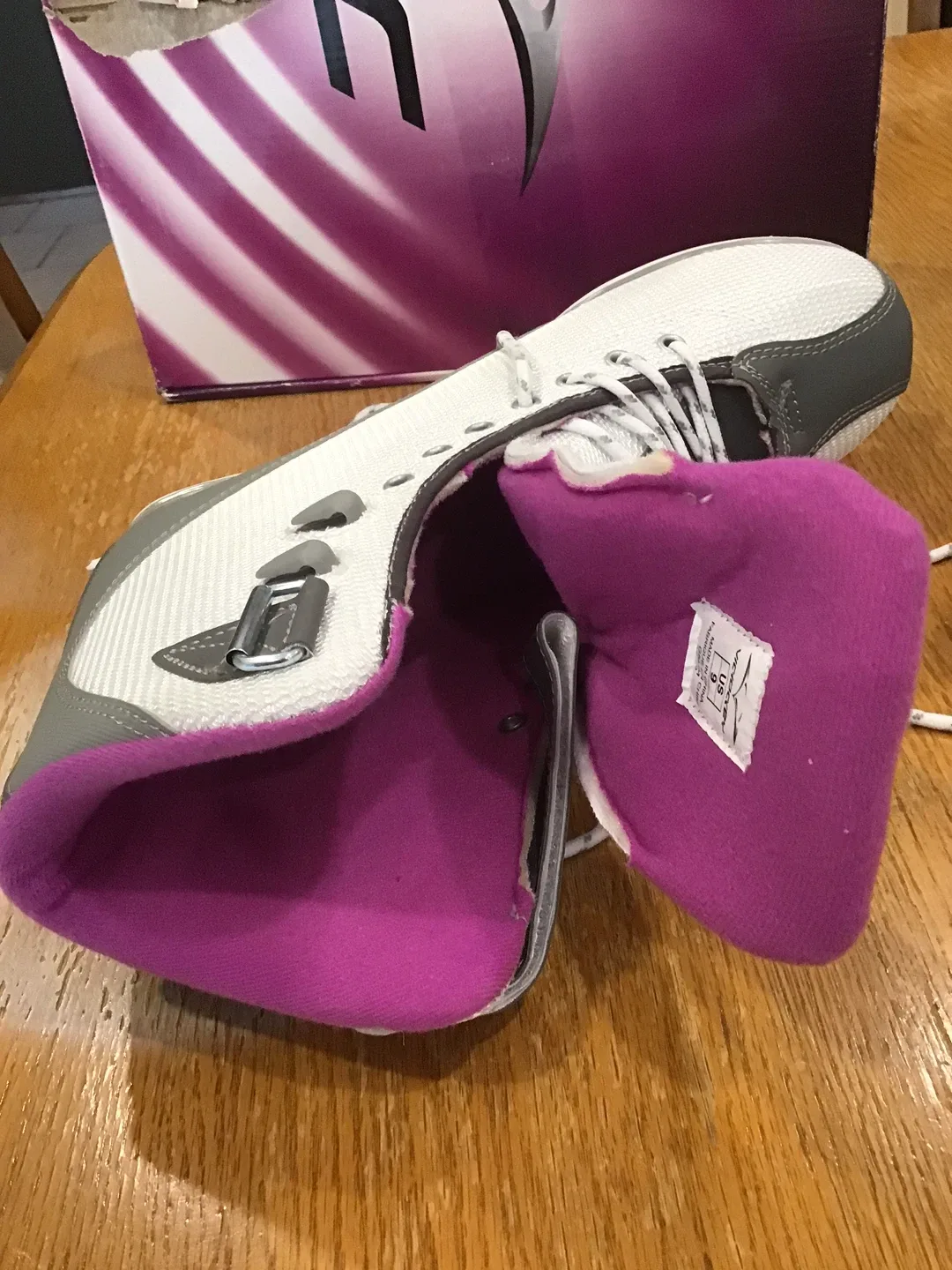 VIC Ice Skates - Women's Size 9 image indicator(5)