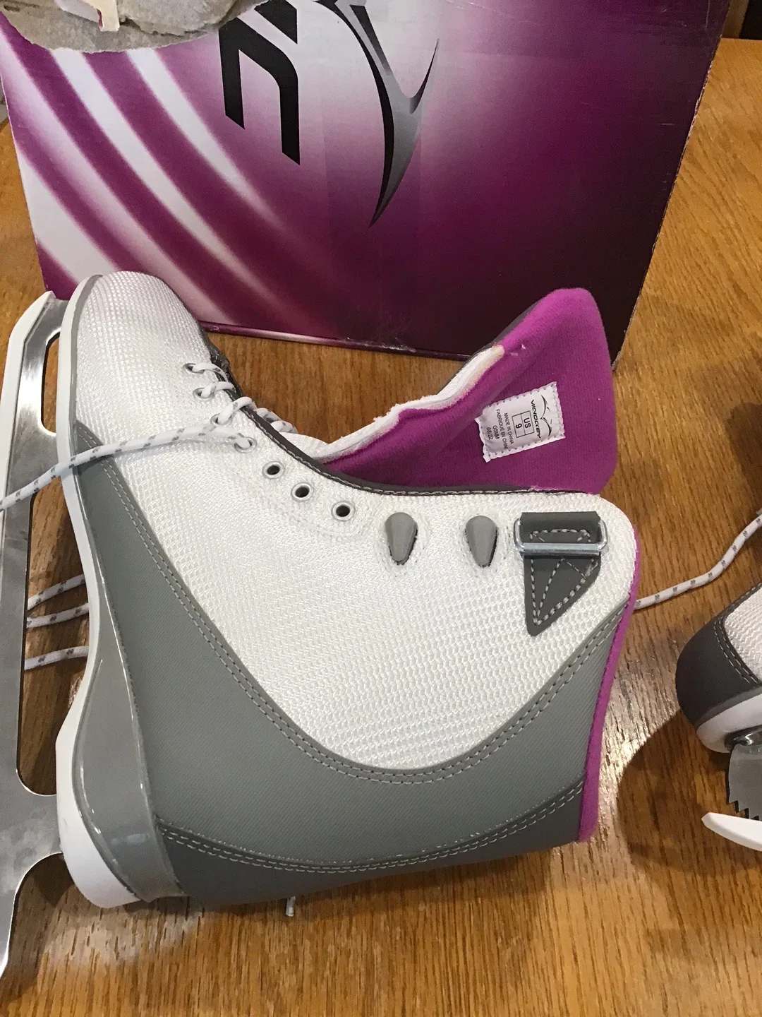 VIC Ice Skates - Women's Size 9 image indicator(6)