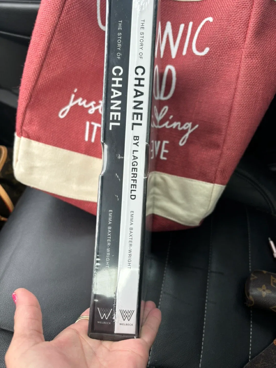 The Story of Chanel by Lagerfeld Book image indicator(2)