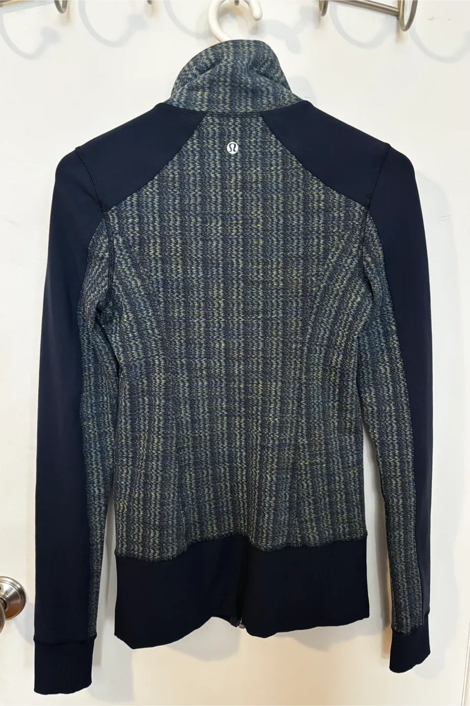 Lululemon nice asana jacket - Fits size M image indicator(3)