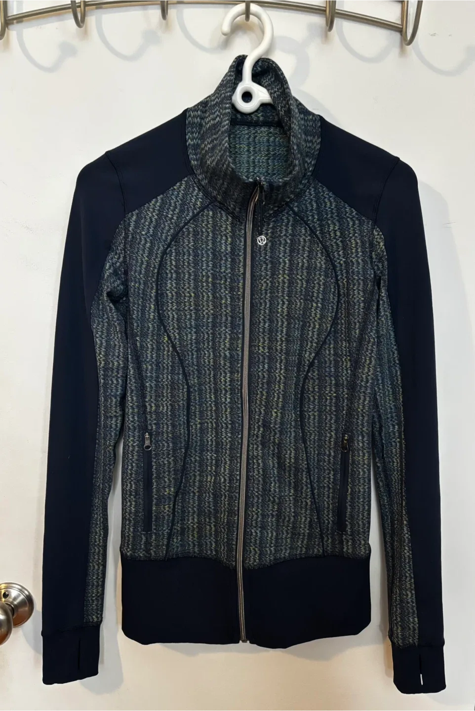 Lululemon nice asana jacket - Fits size M