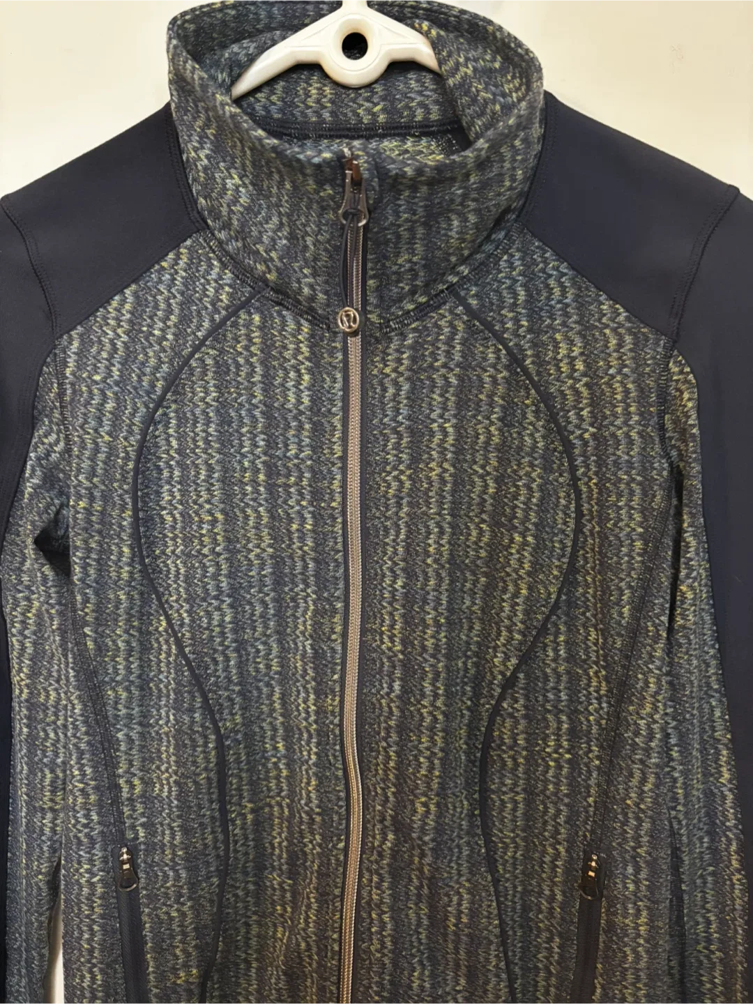 Lululemon nice asana jacket - Fits size M image indicator(2)