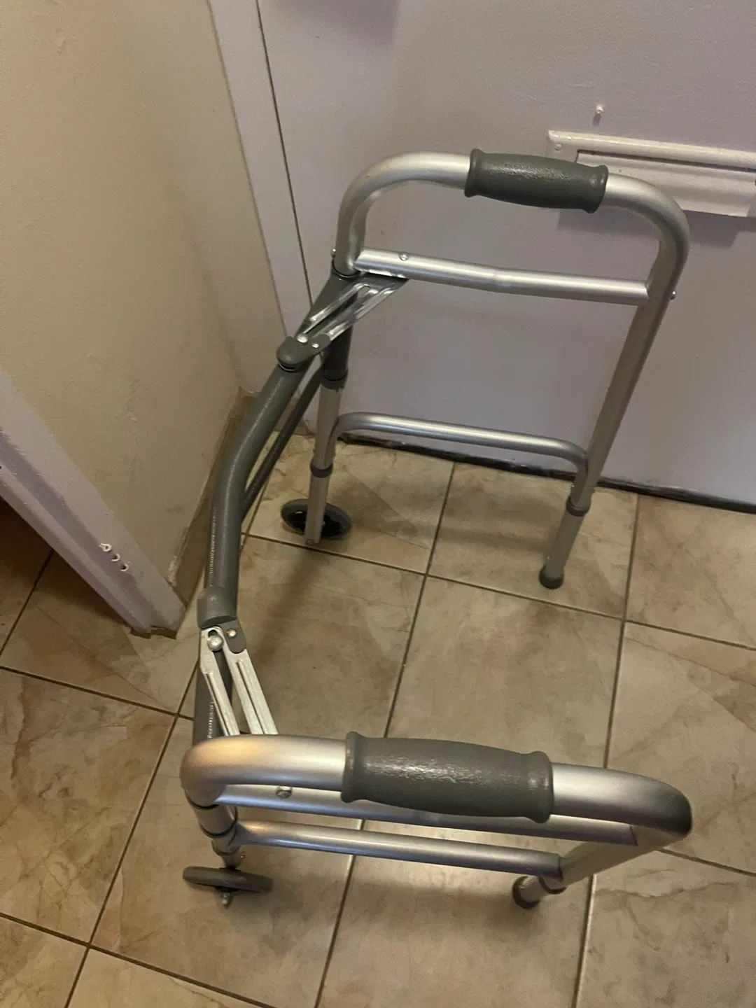 Folding Walker with Wheels image indicator(3)