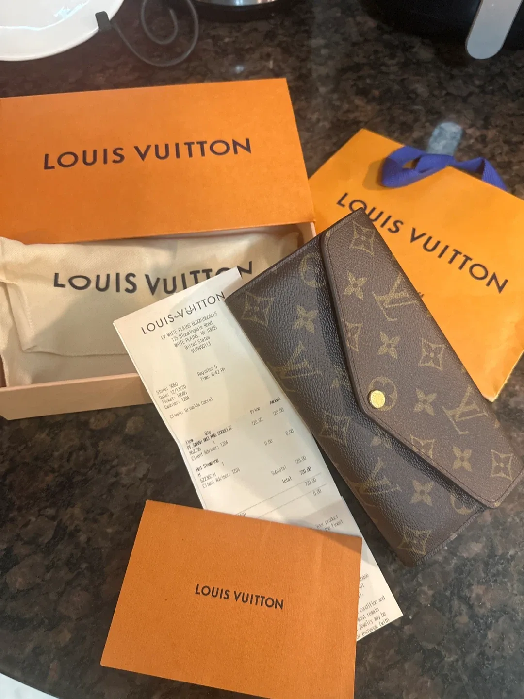 Louis Vuitton Emelie Wallet image indicator(4)
