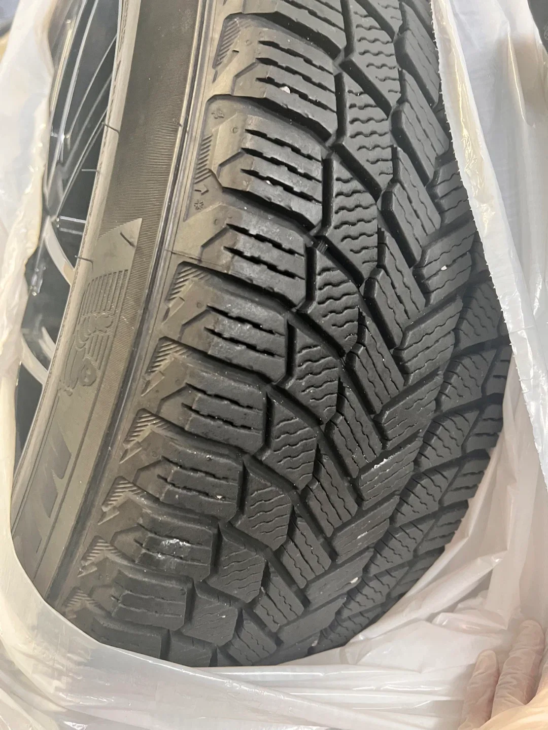 Michelin X-Ice Snow Tires 235/60 R19 image indicator(2)