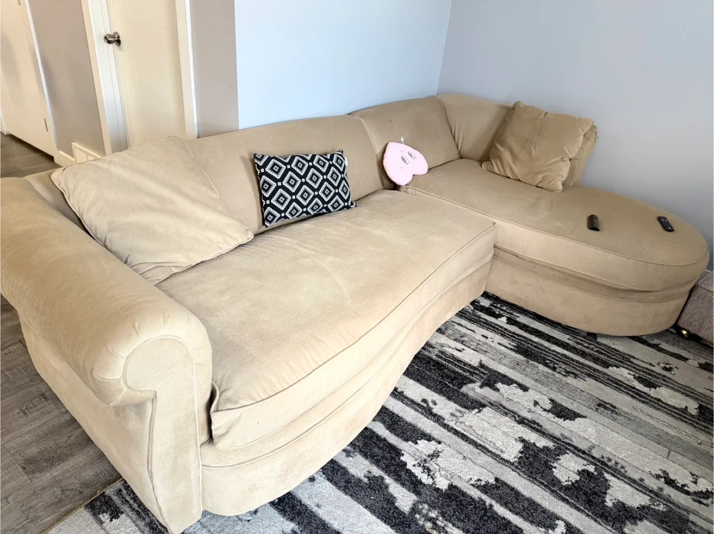 Beige Sectional Sofa with Cushions image indicator(5)