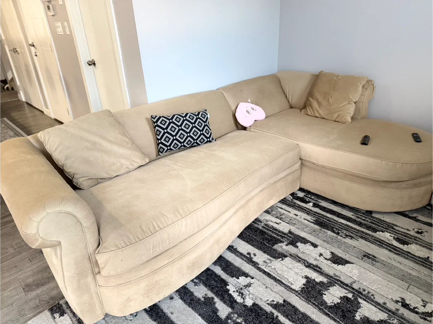 Beige Sectional Sofa with Cushions image indicator(4)