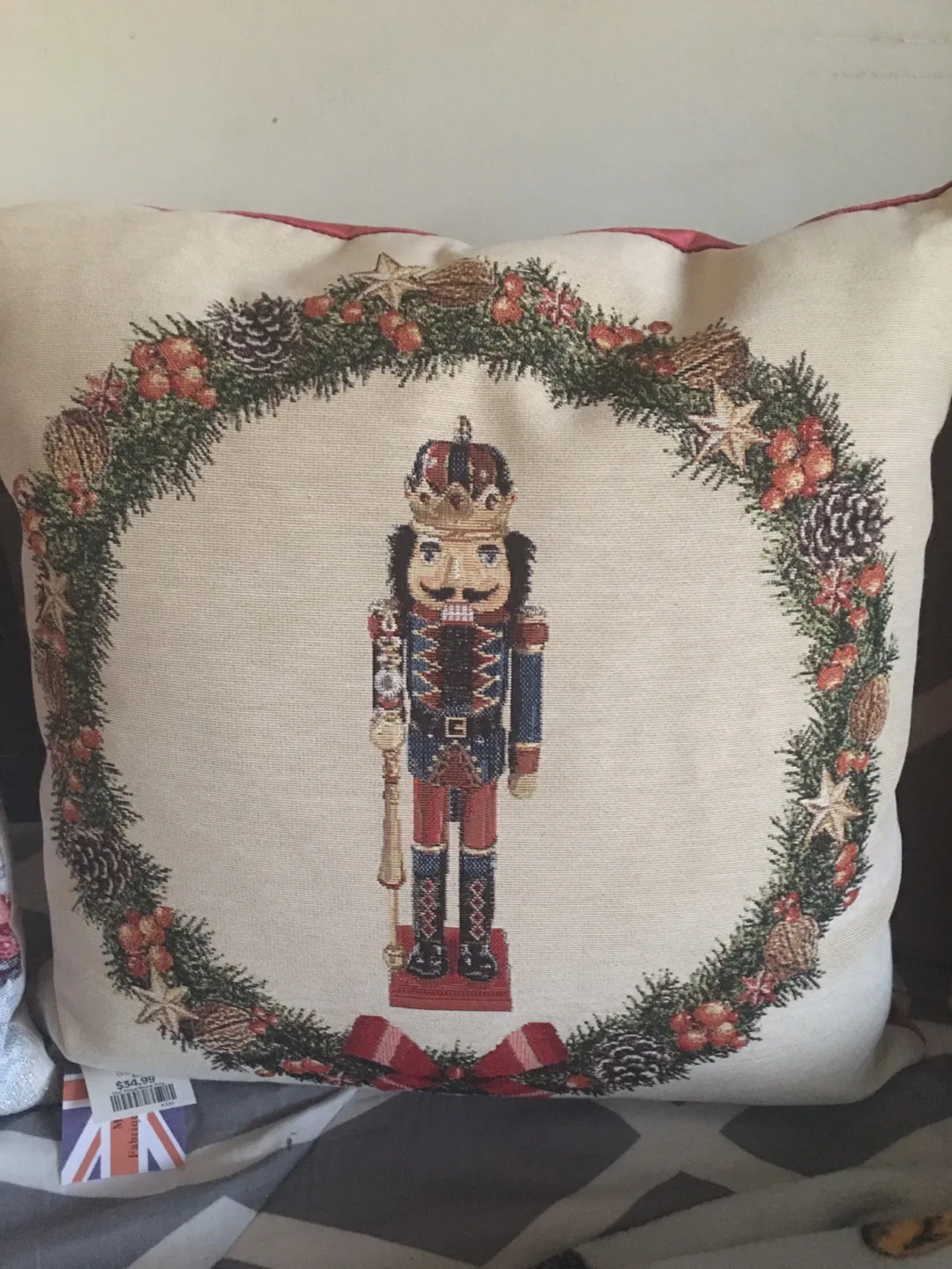 Holiday throw & decorative pillows image indicator(4)