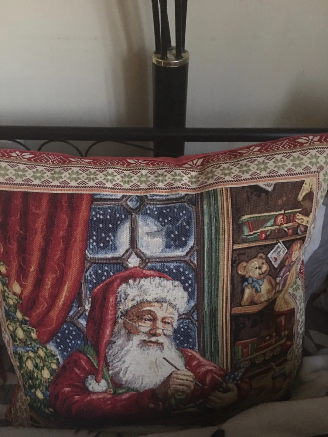 Holiday throw & decorative pillows image indicator(3)