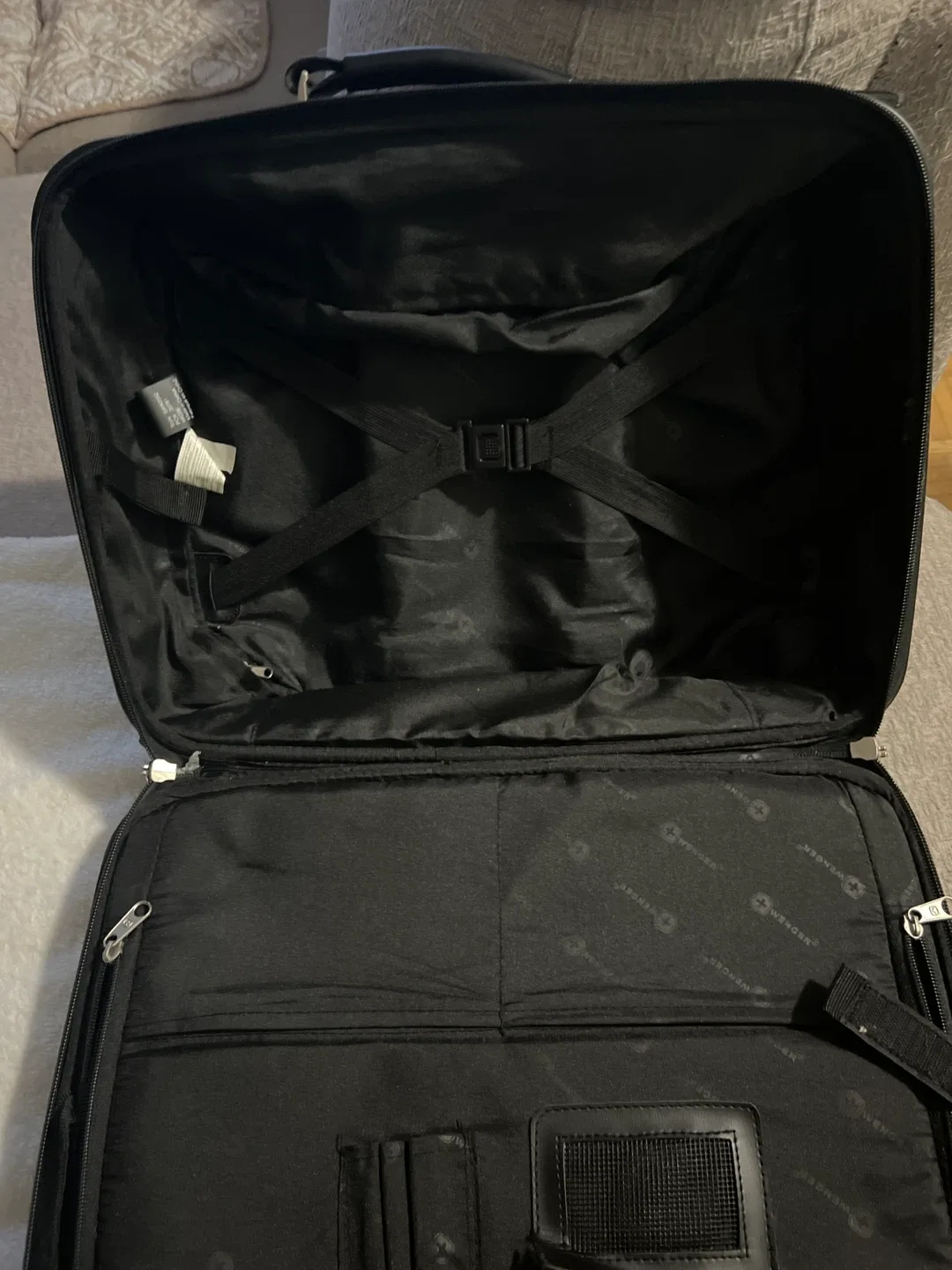 Wenger Black Rolling Suitcase image indicator(2)