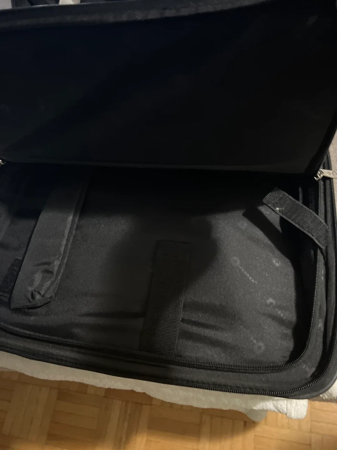 Wenger Black Rolling Suitcase image indicator(3)