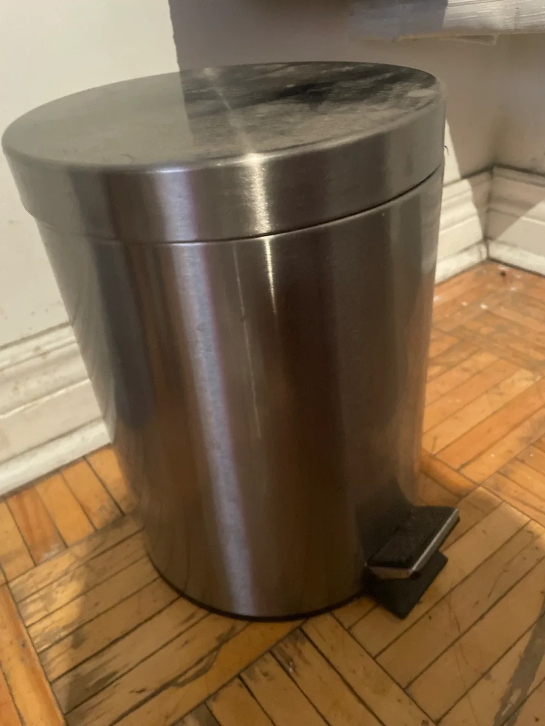 Stainless Steel Step-On Trash Can image indicator(2)