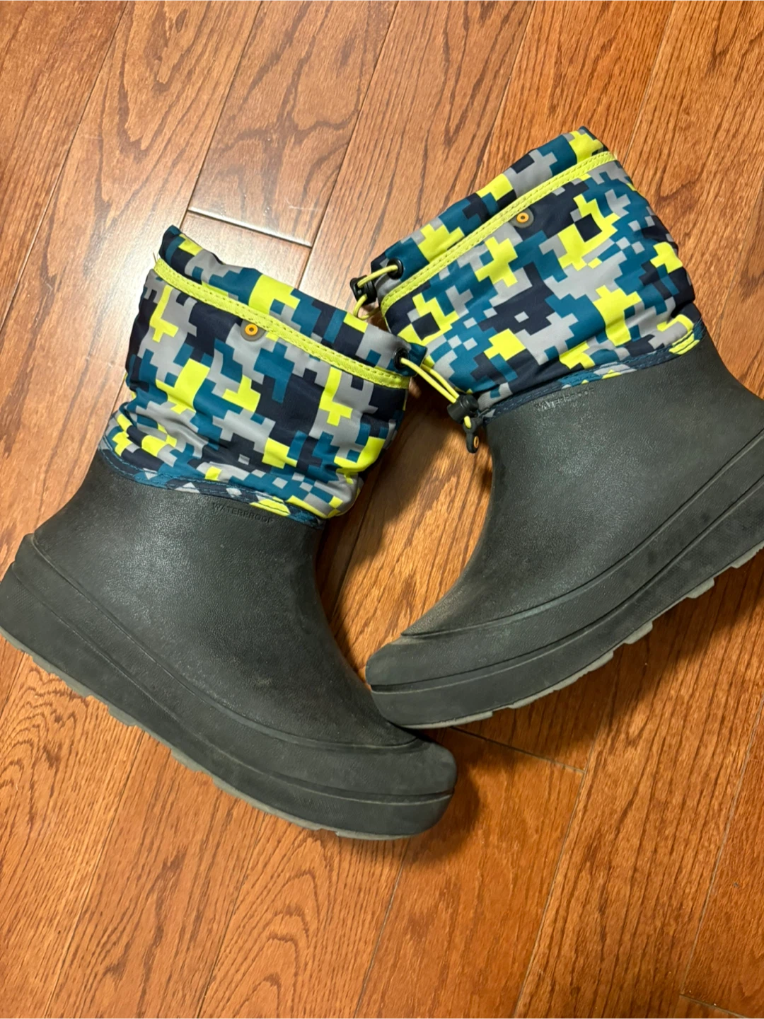 Bogs Kids Snow Boots Size 6 - photo 2