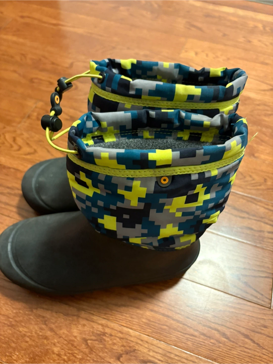 Bogs Kids Snow Boots Size 6 - photo 5