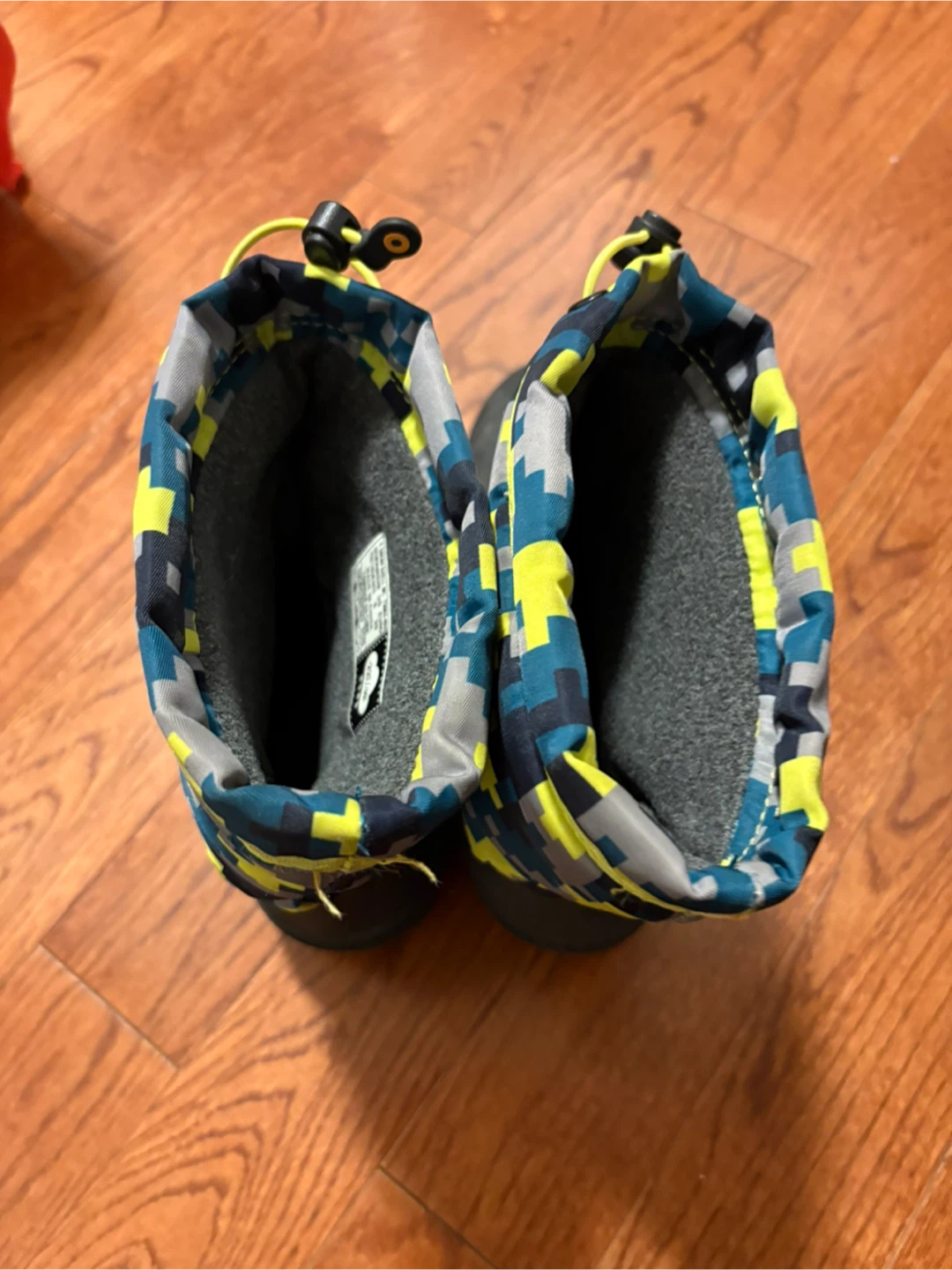 Bogs Kids Snow Boots Size 6 - photo 4