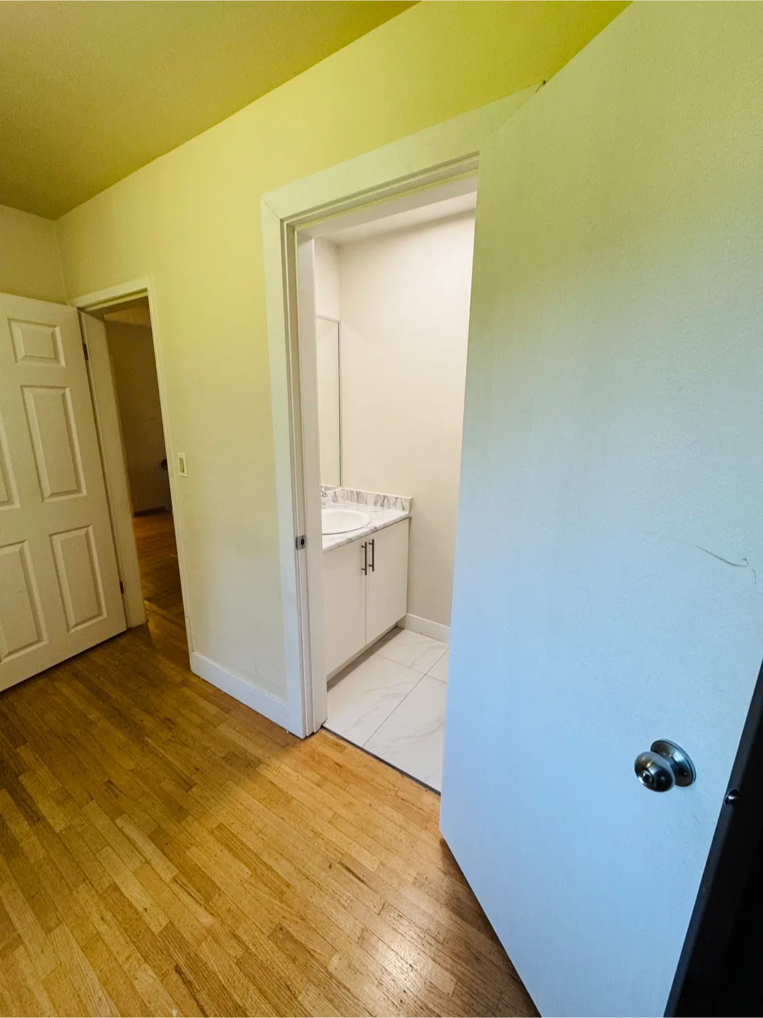 A room with attached washroom image indicator(2)