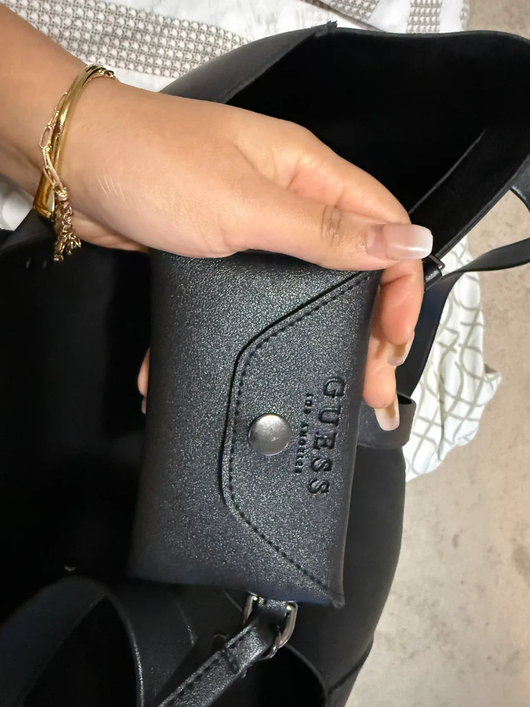 Guess Black Tote Bag image indicator(3)