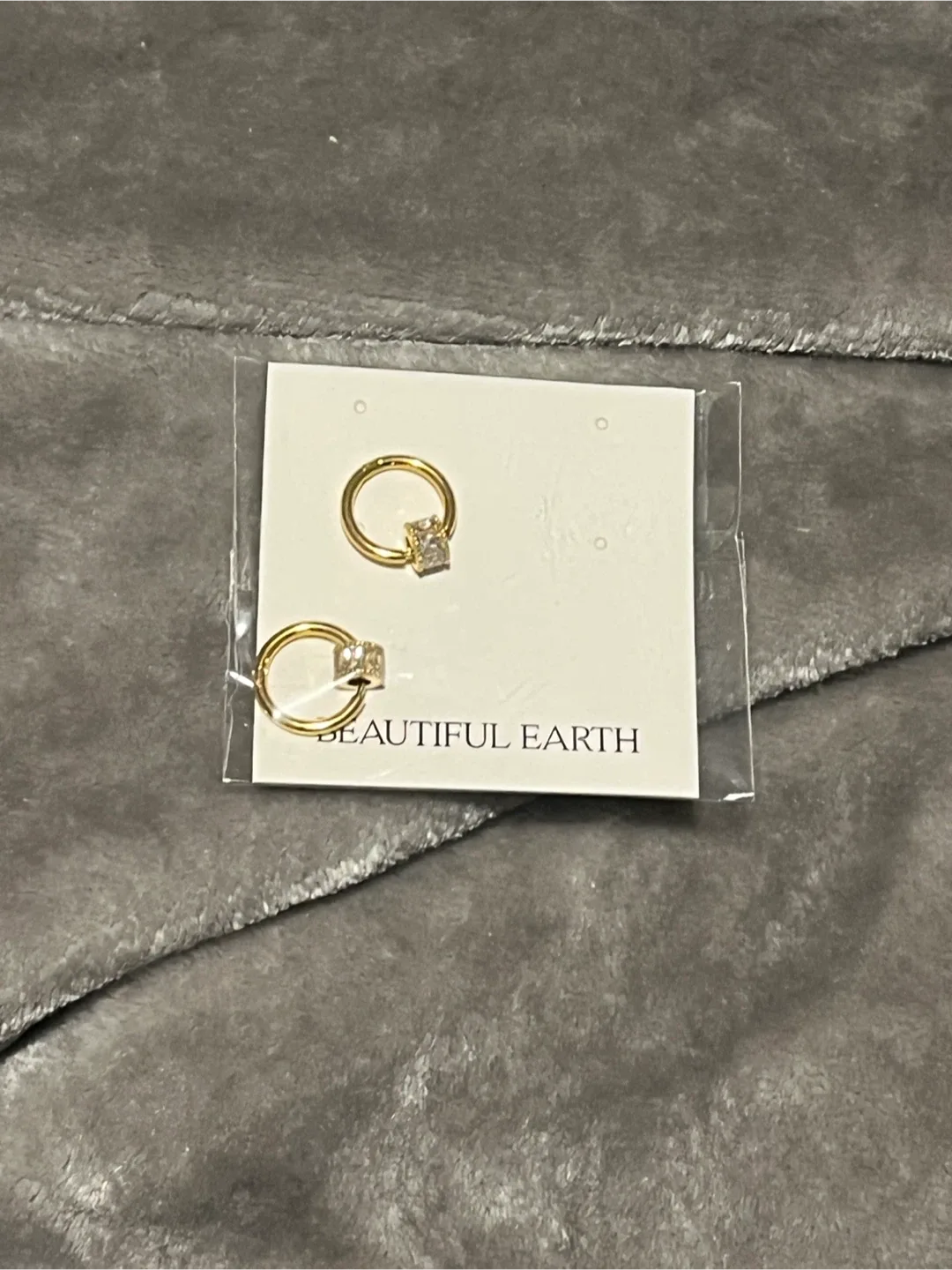 Beautiful Earth Gigi 18K Gold Set - New image indicator(3)