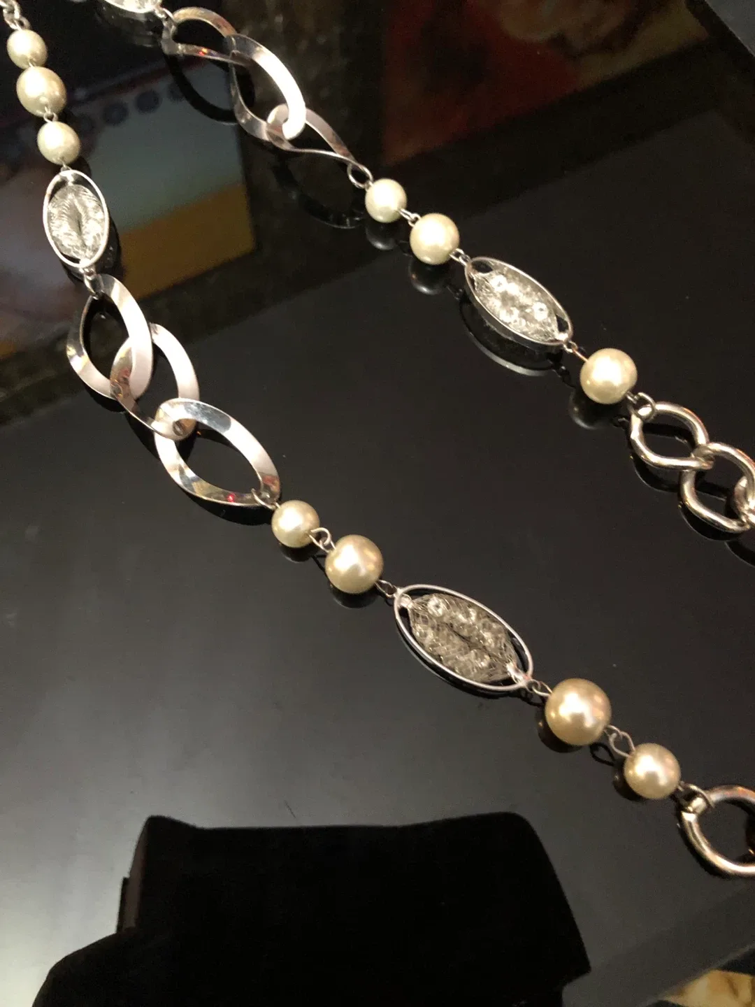 Silver tone necklace with pearls image indicator(2)