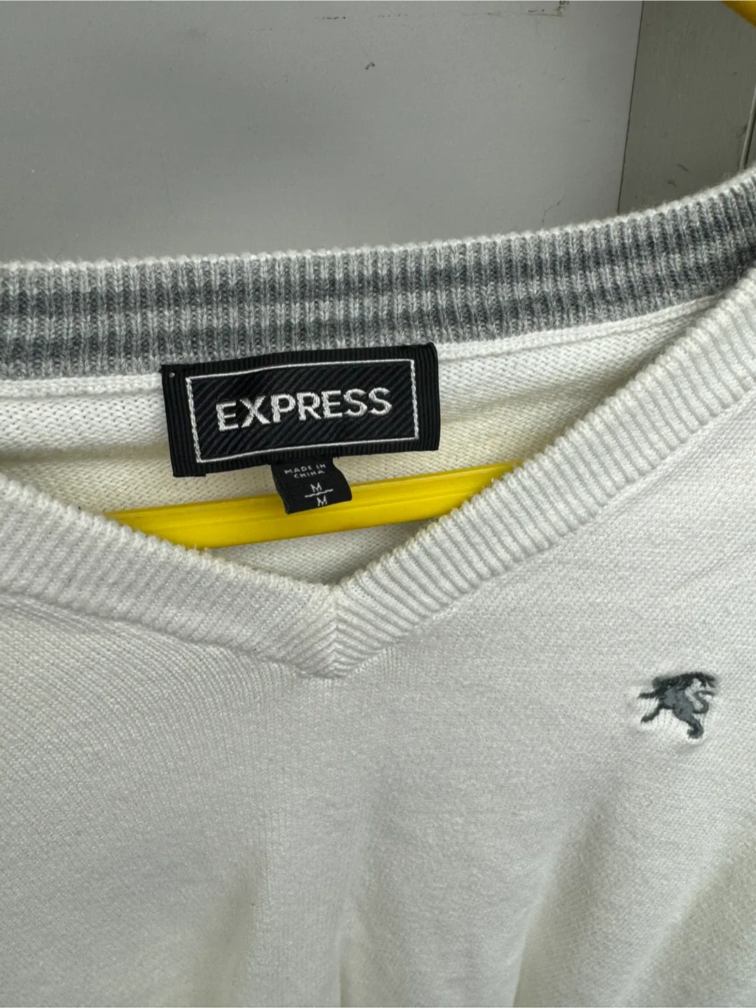 Express V-Neck Sweater - Size M image indicator(2)