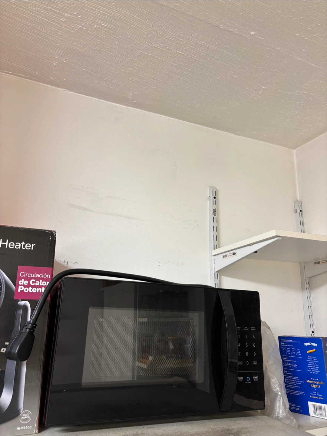 Amazon Basics Microwave small - photo 3