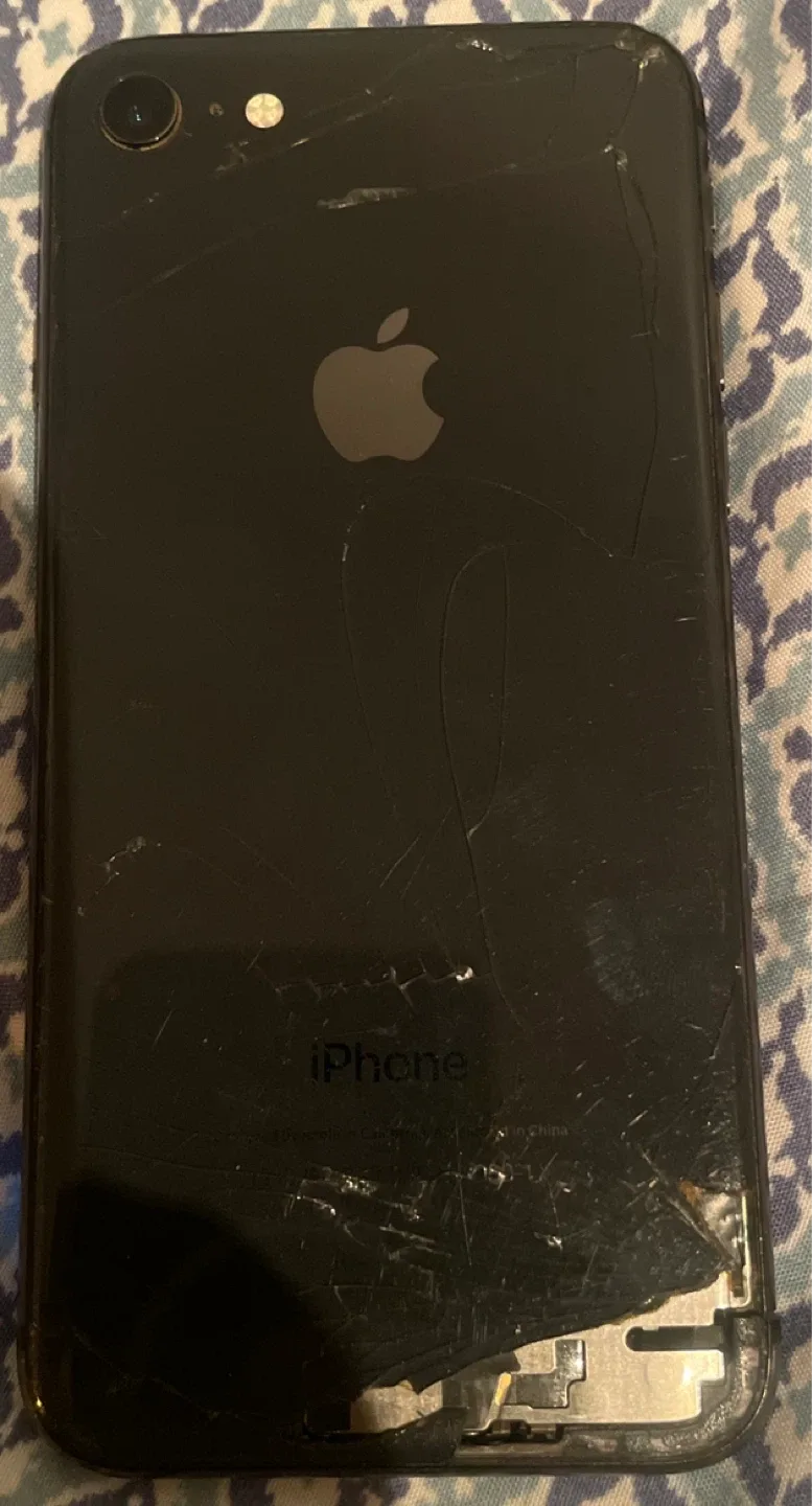 Cracked iPhone8/ 64 GB/ iOS 16.1 (without charger) image indicator(2)