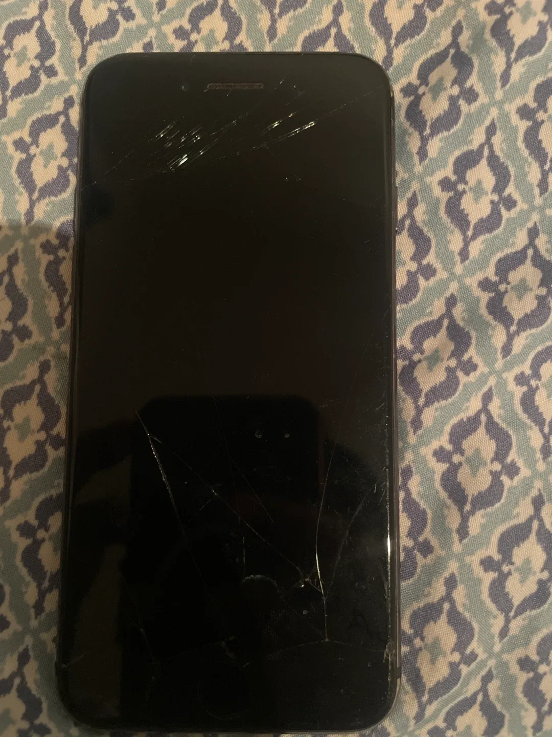 Cracked iPhone8/ 64 GB/ iOS 16.1 (without charger) image indicator(4)