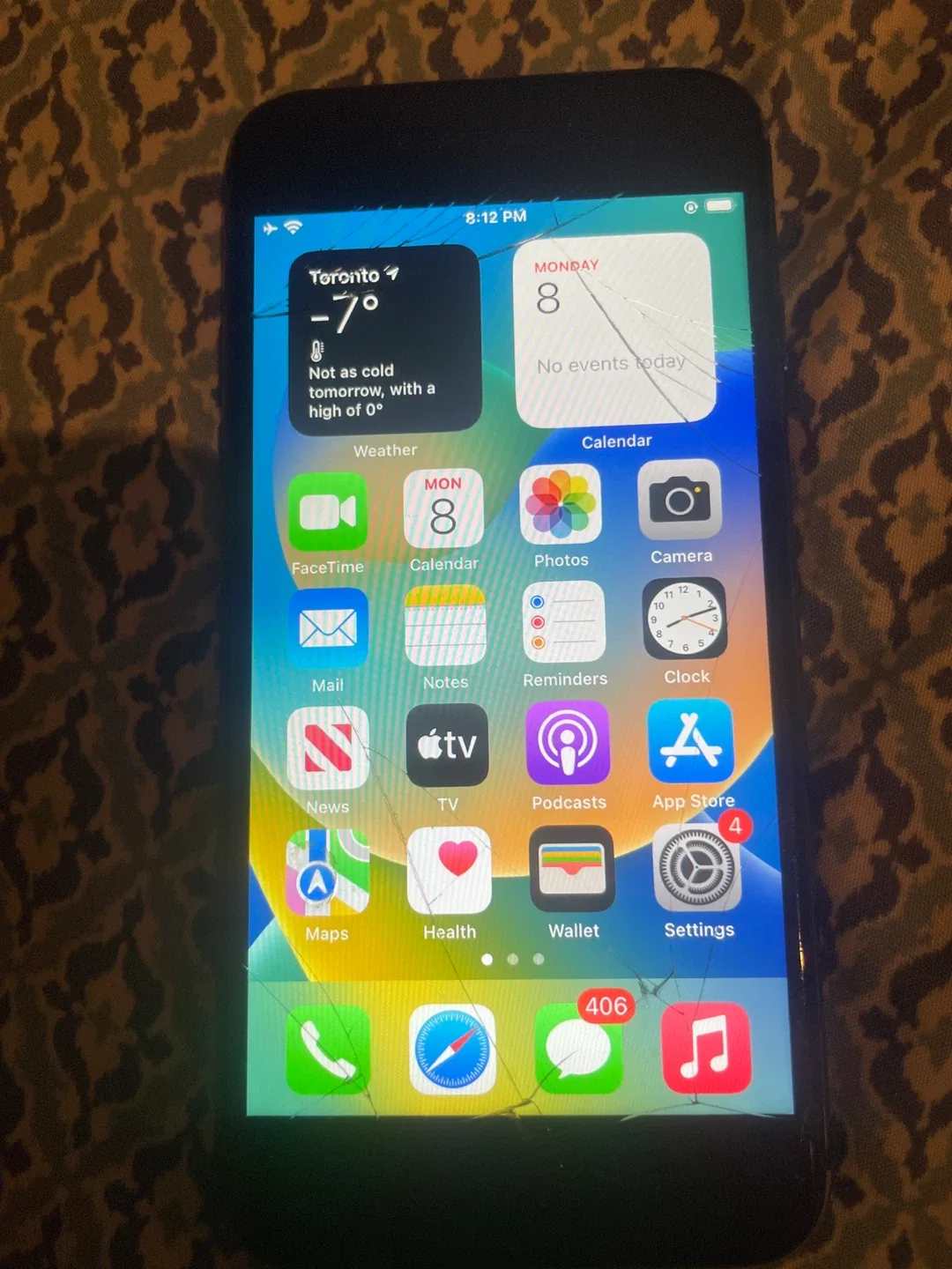Cracked iPhone8/ 64 GB/ iOS 16.1 (without charger)