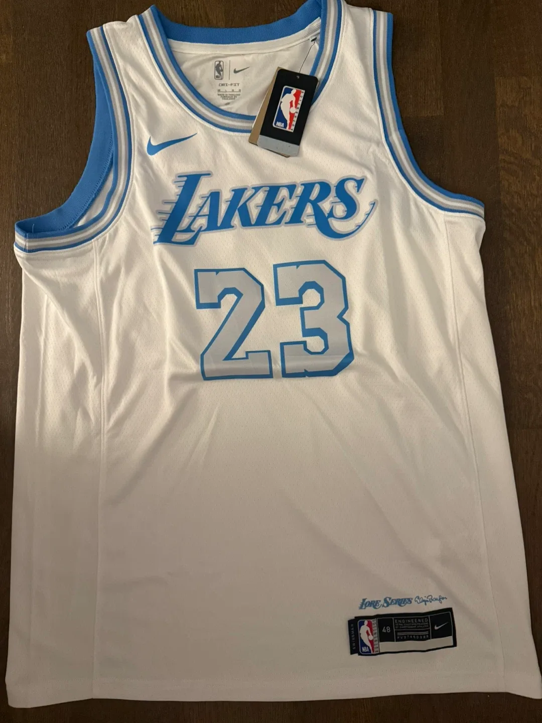 Nike Lakers James #23 Jersey, Size L